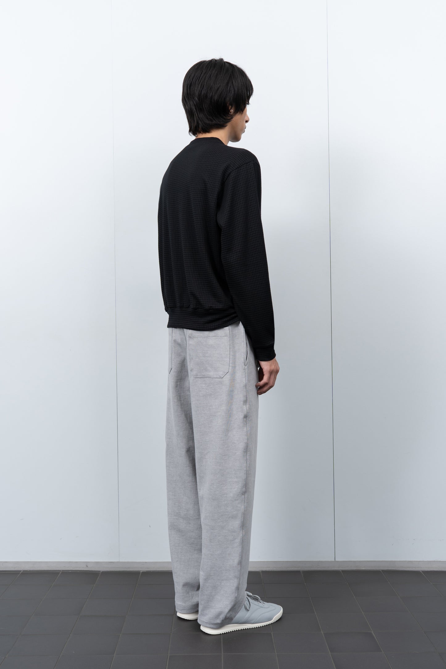 LW650 2-Ply Gauze Crewneck in Black on a model