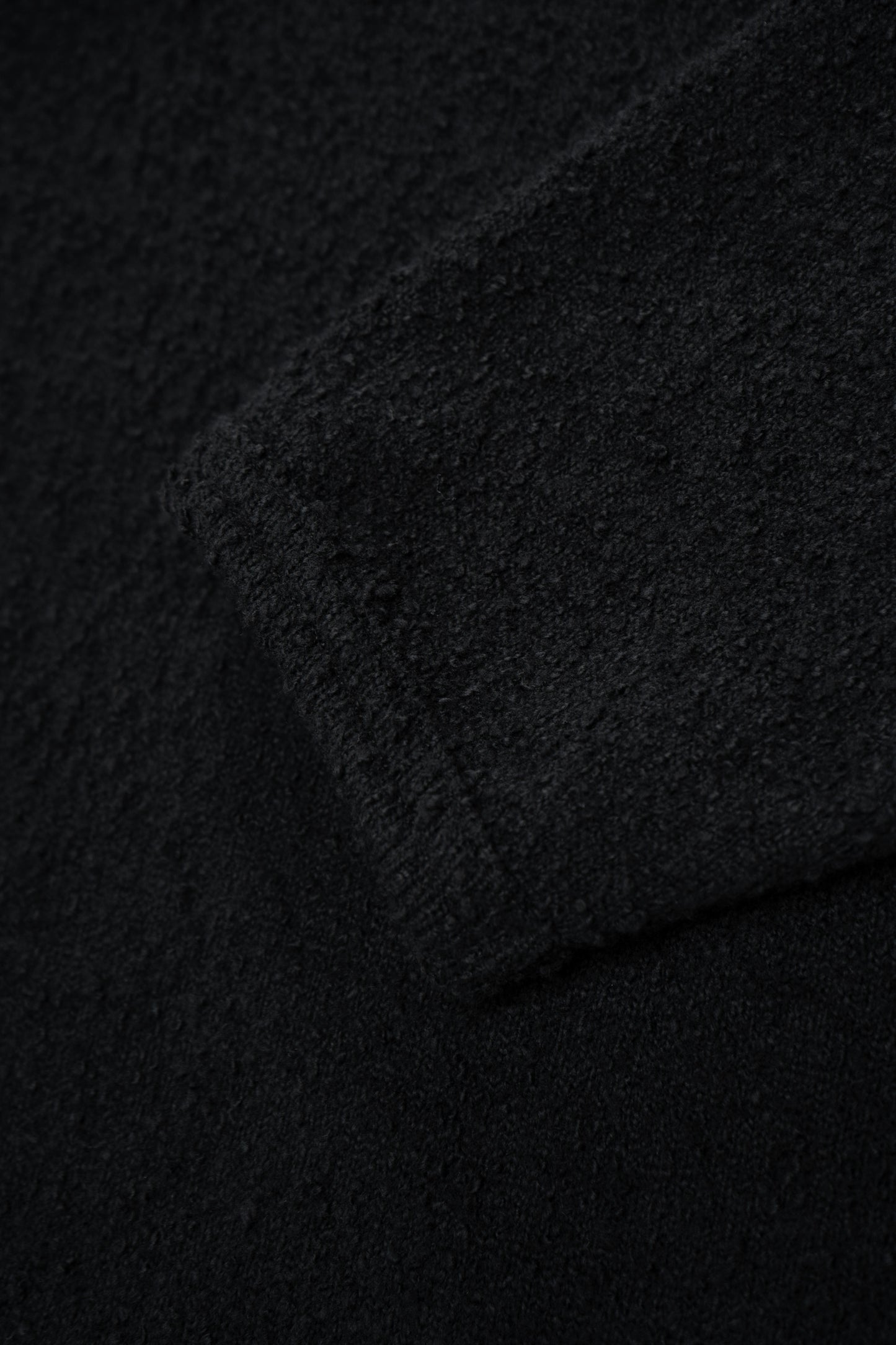 TEDDY HIGH V-NECK - BLACK