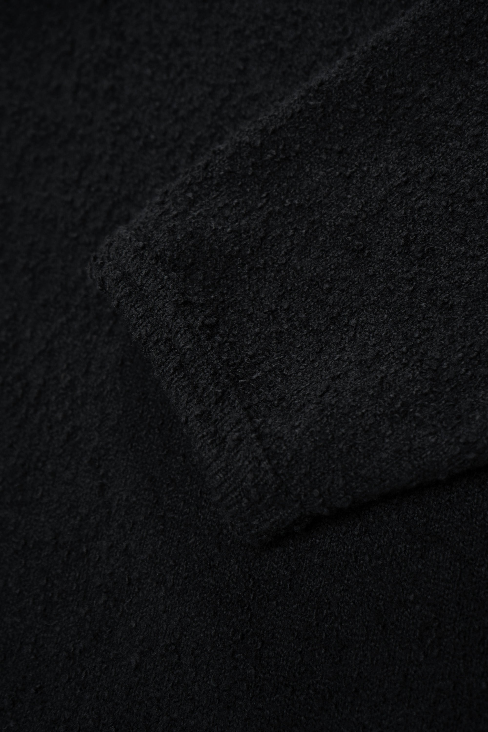 TEDDY HIGH V-NECK - BLACK