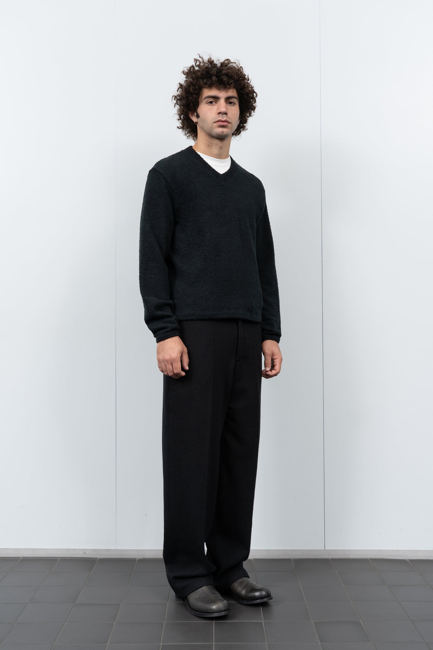 TEDDY HIGH V-NECK - BLACK