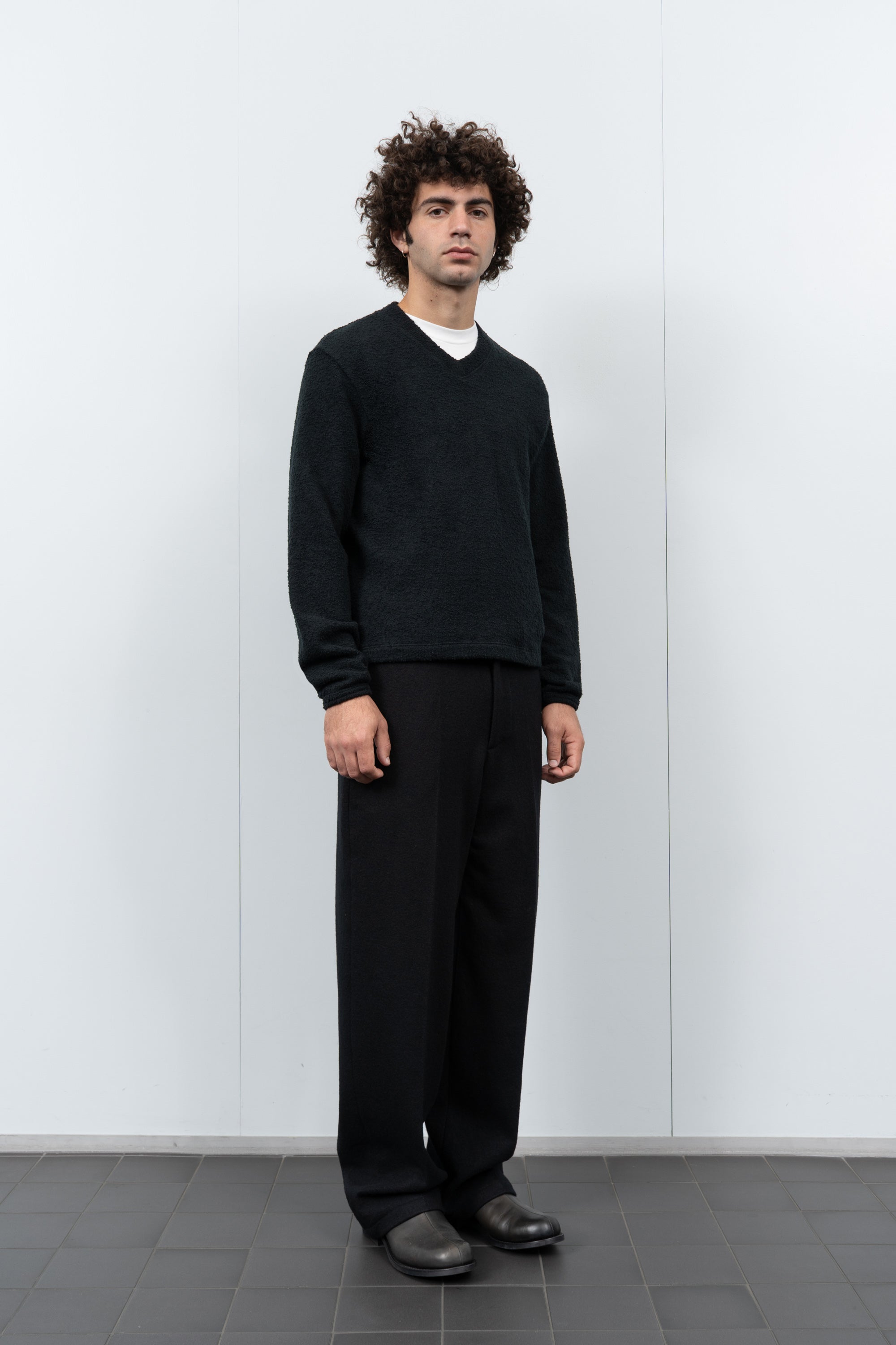 TEDDY HIGH V-NECK - BLACK