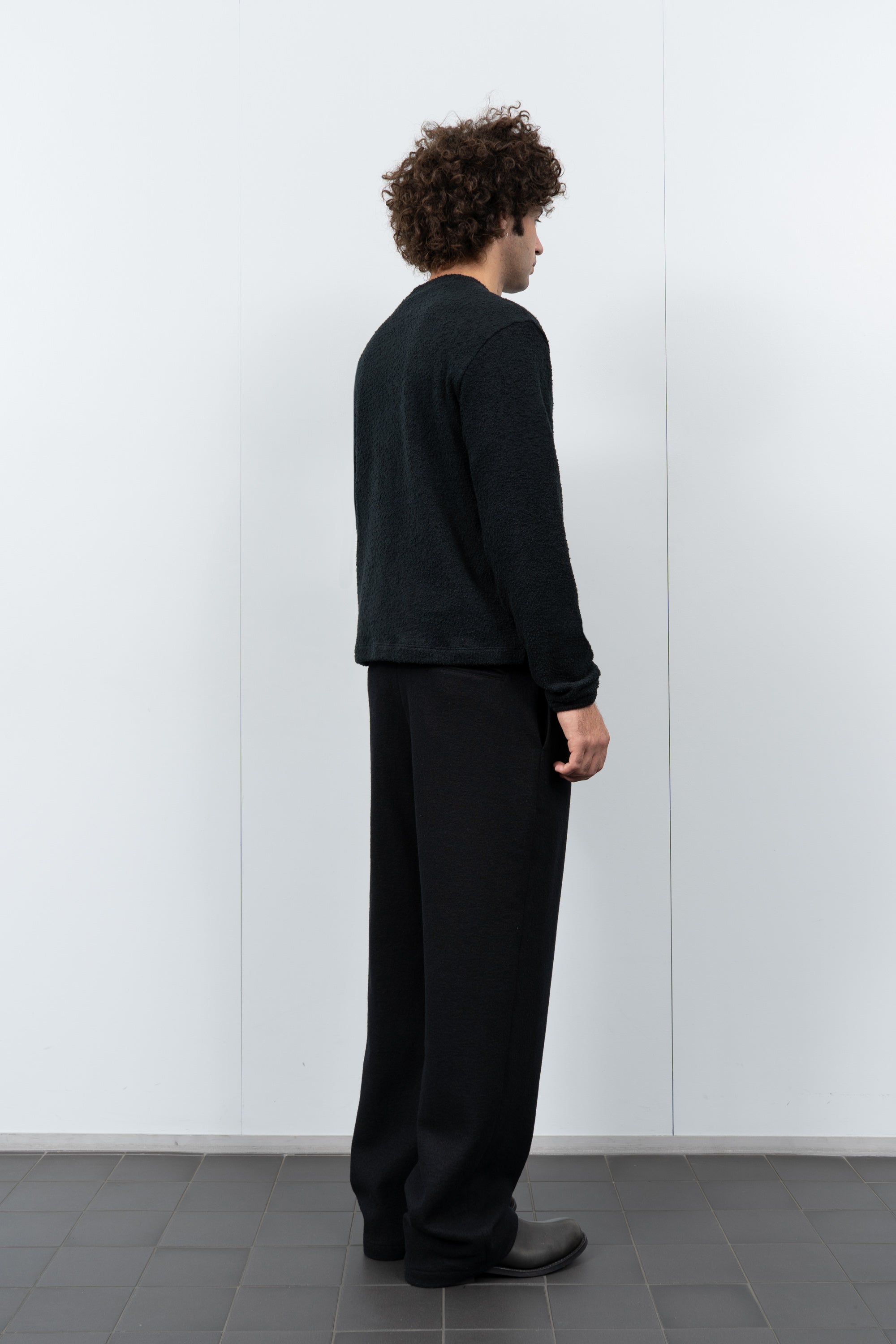 TEDDY HIGH V-NECK - BLACK