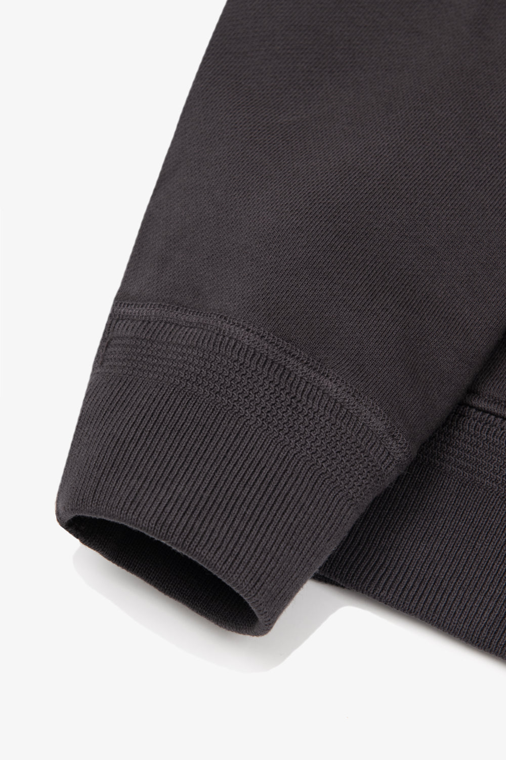 Cuff detail of LW606 44 Fleece in Tire Black