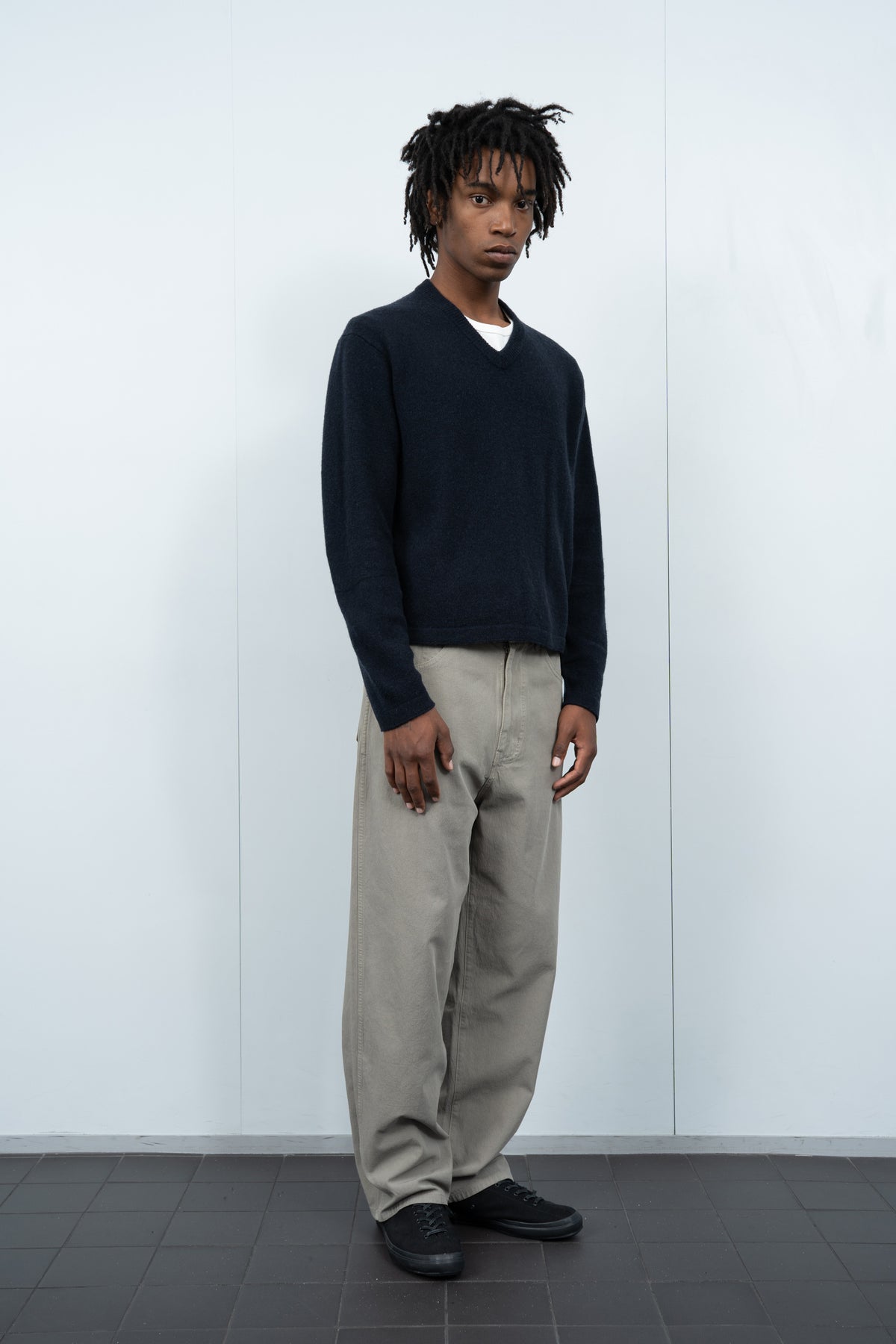 WOOL V-NECK SWEATER - DEEP NAVY