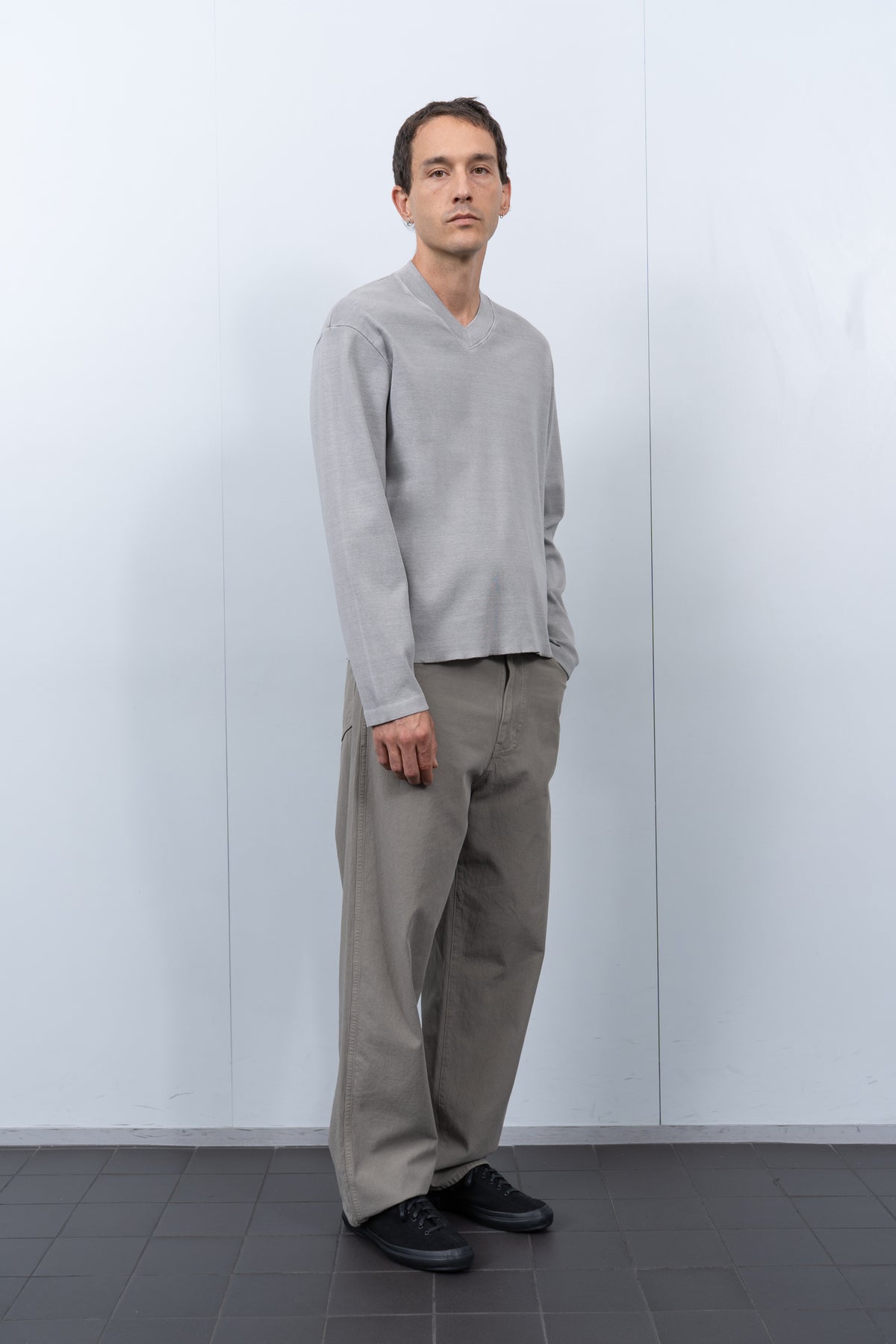 HIGH V-NECK L/S T-SHIRT - PIGMENT CHALK