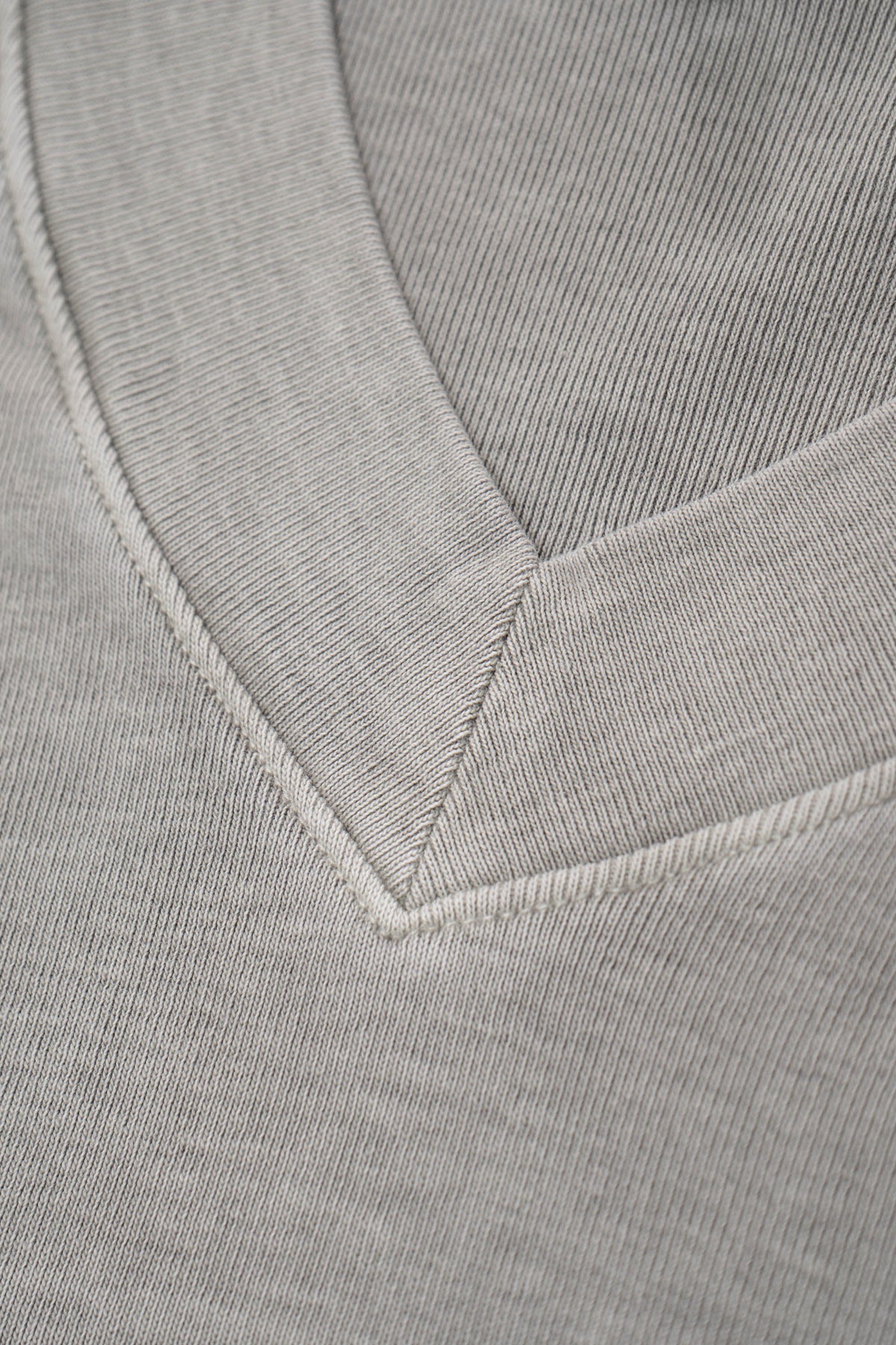 HIGH V-NECK L/S T-SHIRT - PIGMENT CHALK