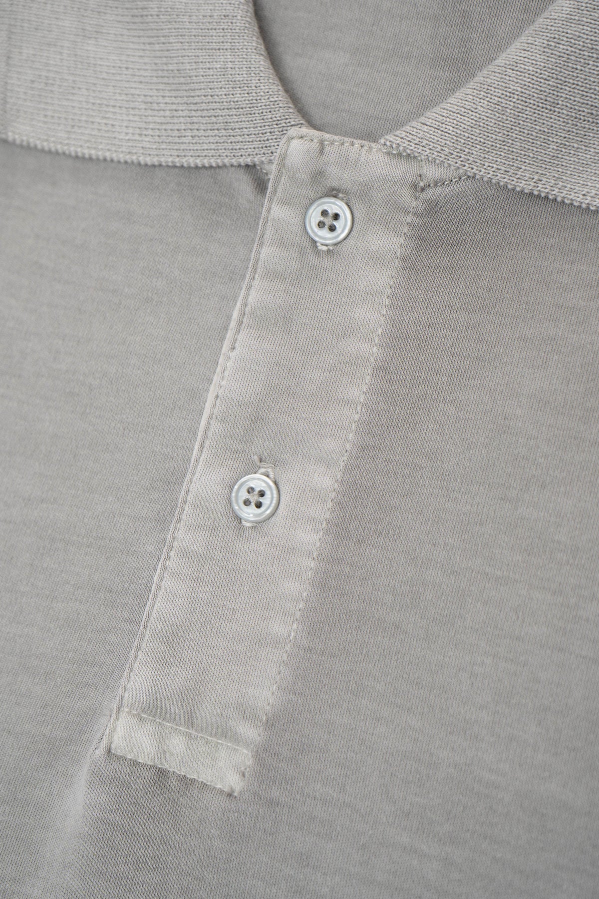 TWO BUTTON POLO - PIGMENT CHALK
