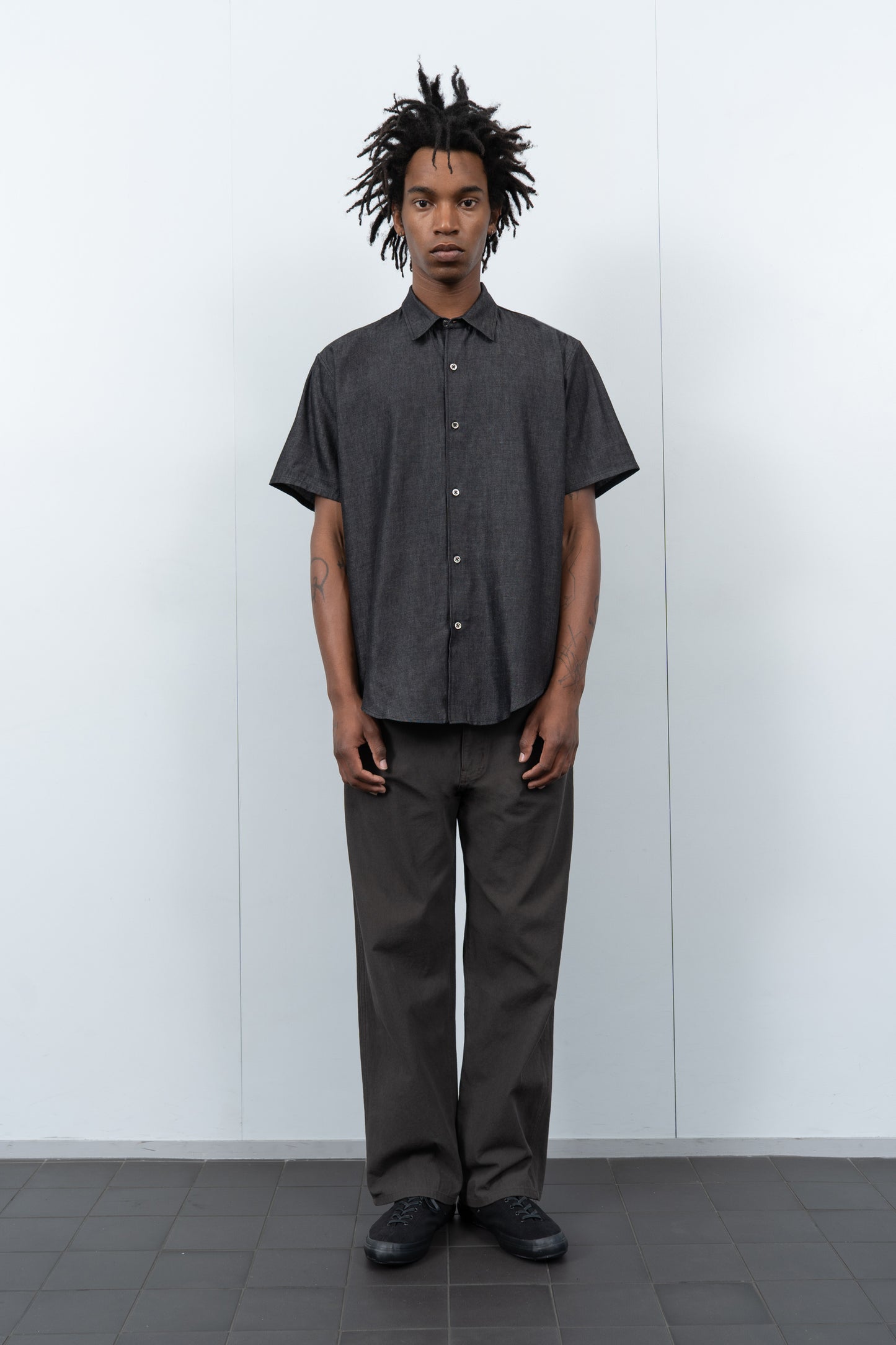 LYNN CHAMBRAY S/S SHIRT - BLACK CHAMBRAY
