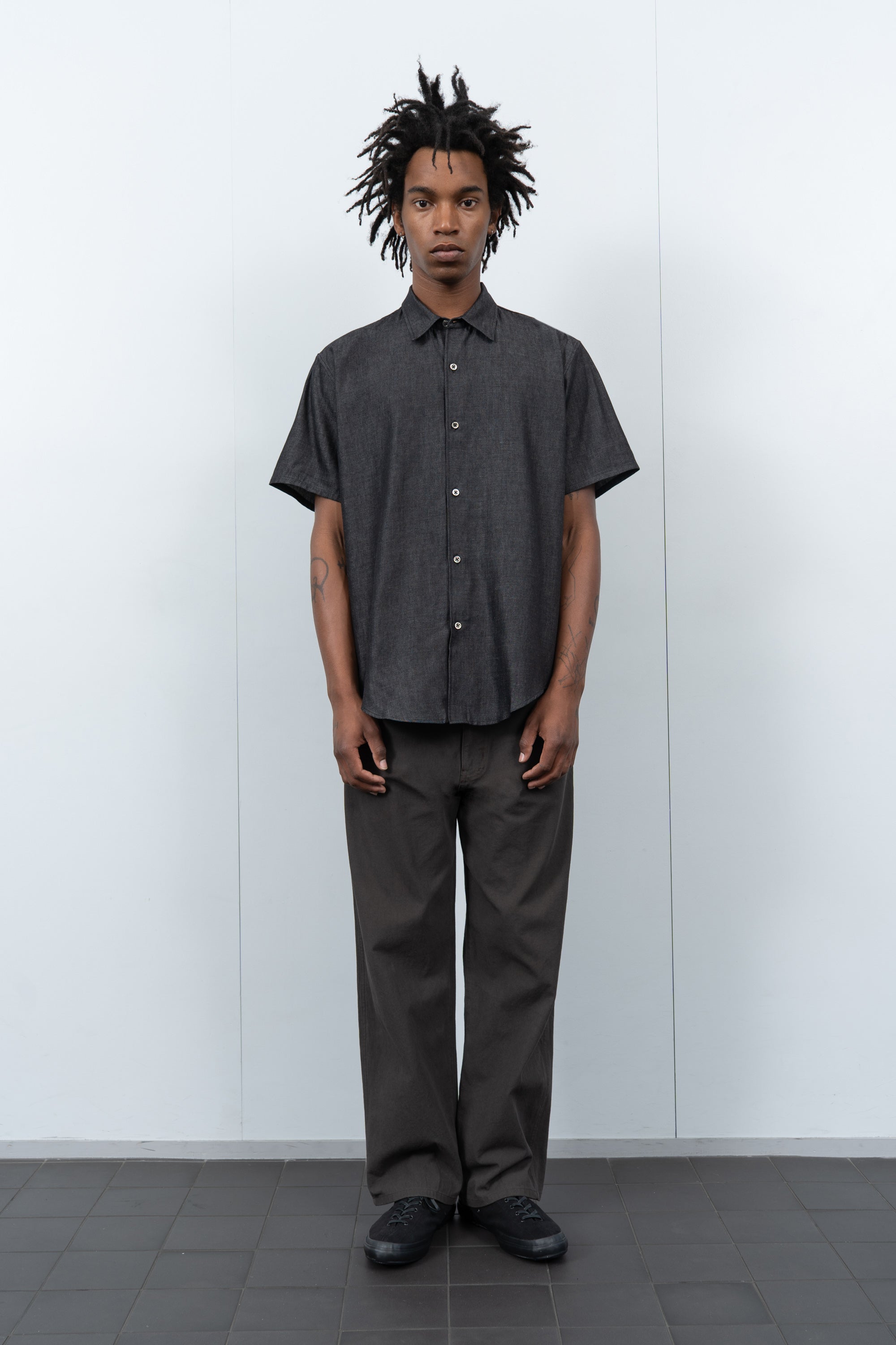 LYNN CHAMBRAY S/S SHIRT - BLACK CHAMBRAY