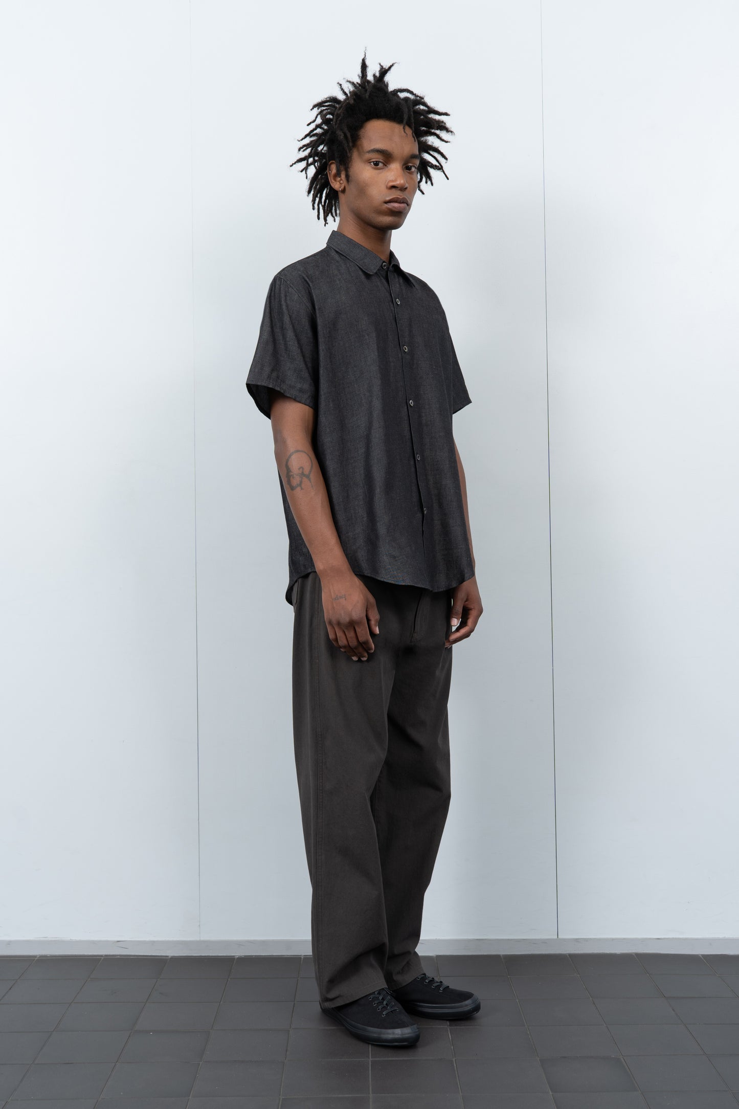 LYNN CHAMBRAY S/S SHIRT - BLACK CHAMBRAY