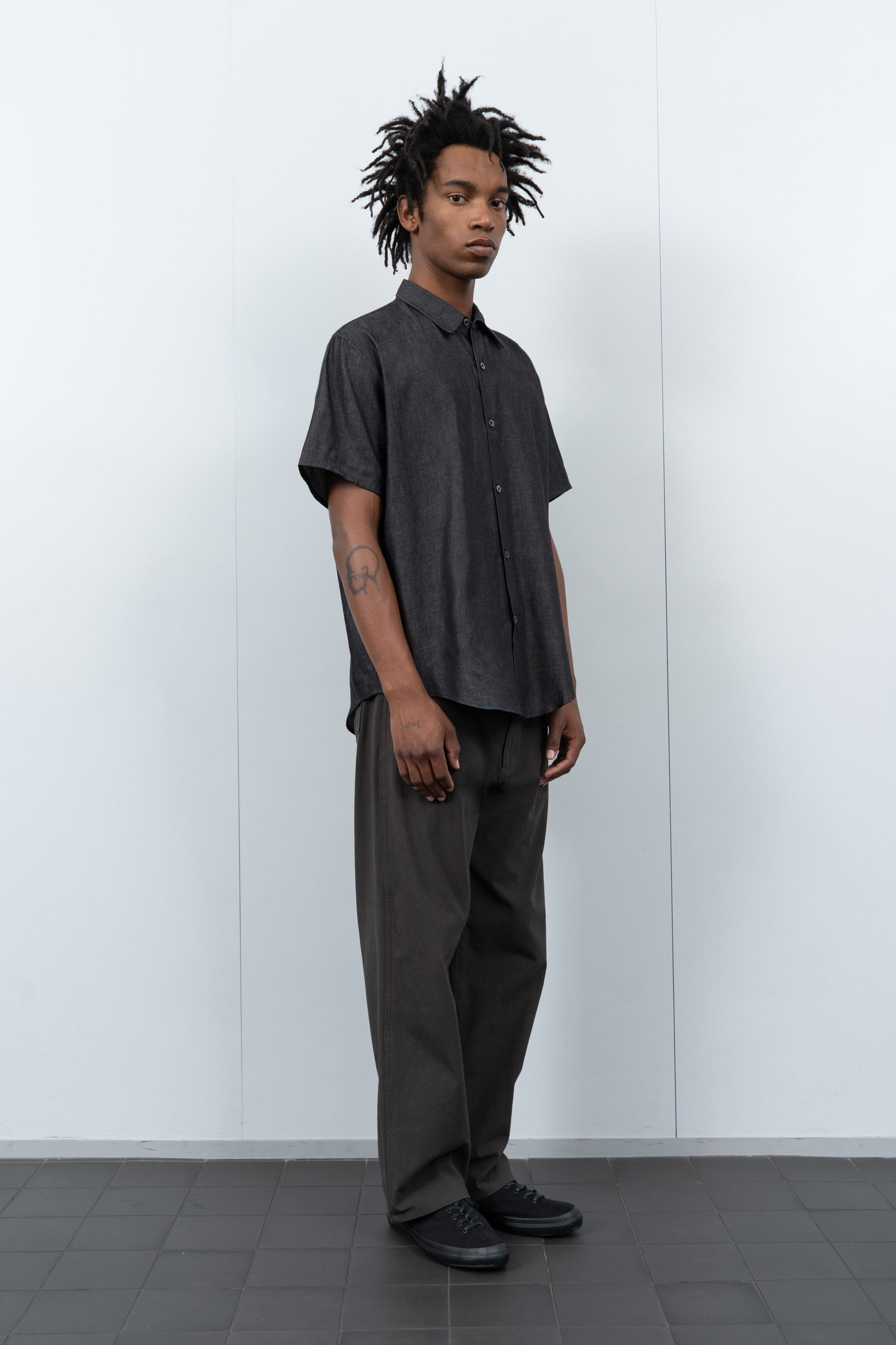 LYNN CHAMBRAY S/S SHIRT - BLACK CHAMBRAY