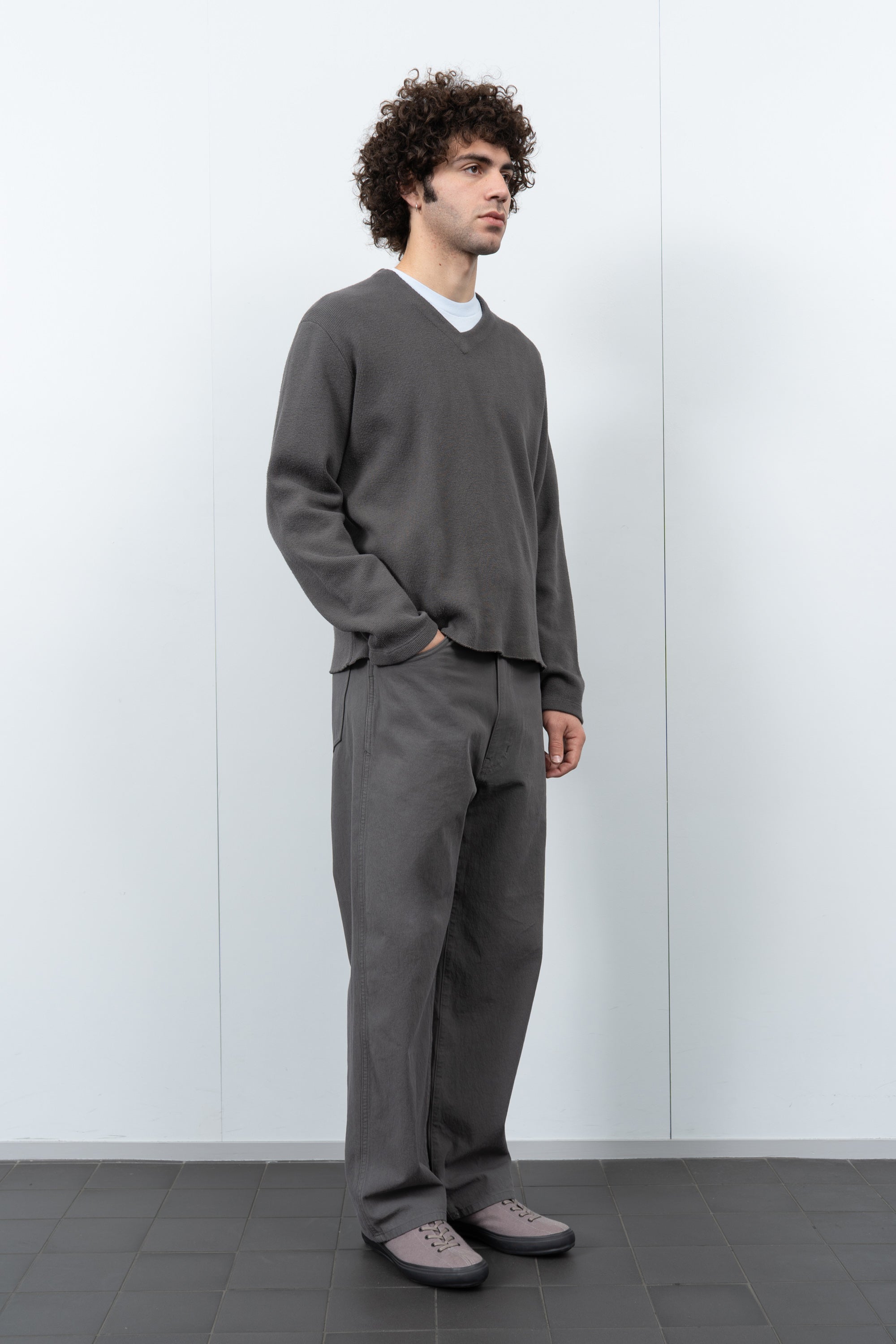 CROPPED V-NECK SWEATER - PEWTER – LADY WHITE CO.