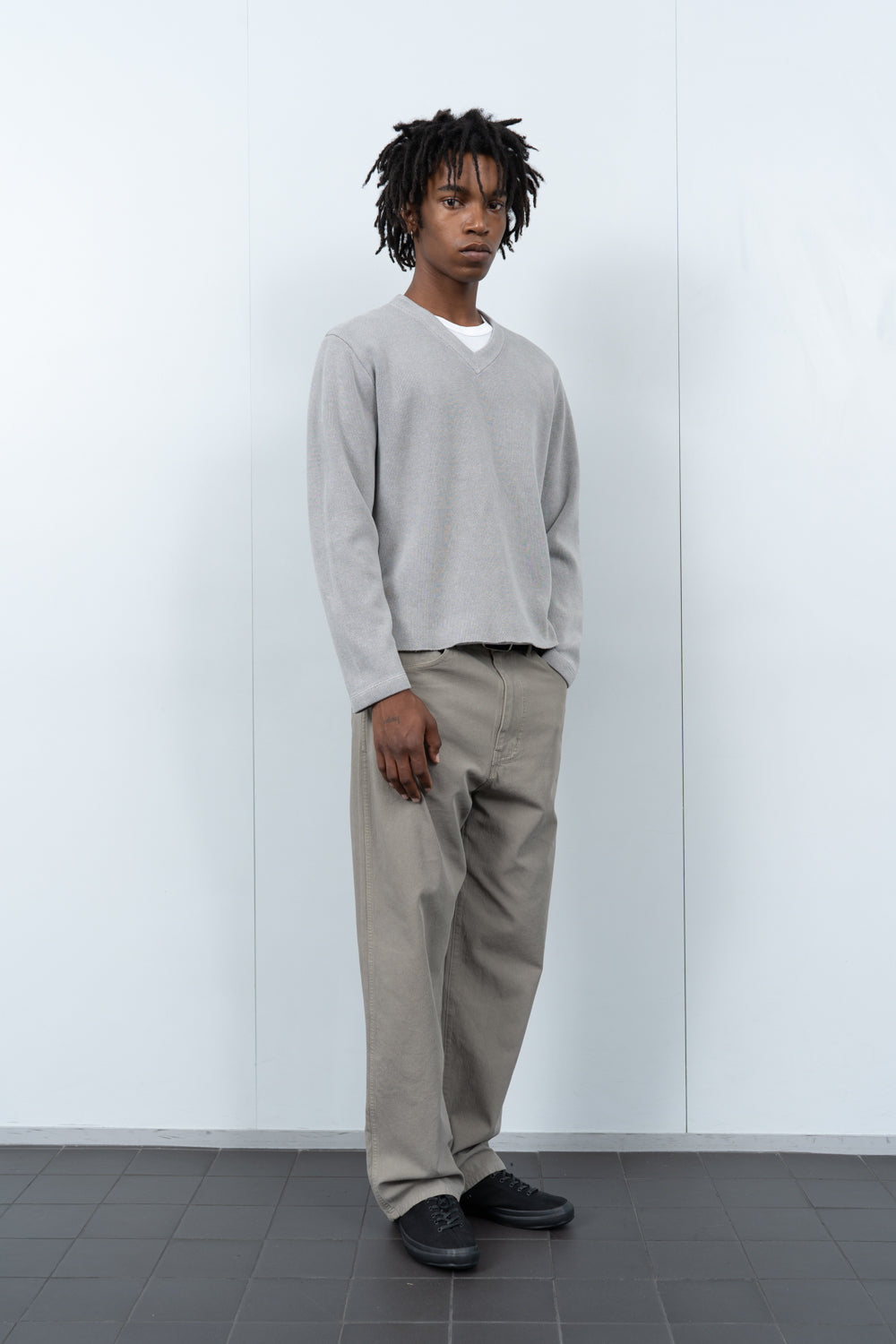 CROPPED V-NECK SWEATER - PIGMENT CHALK
