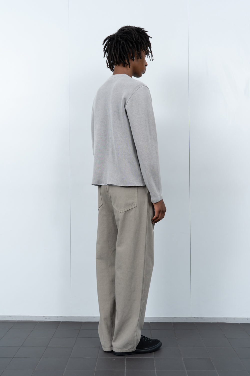 CROPPED V-NECK SWEATER - PIGMENT CHALK