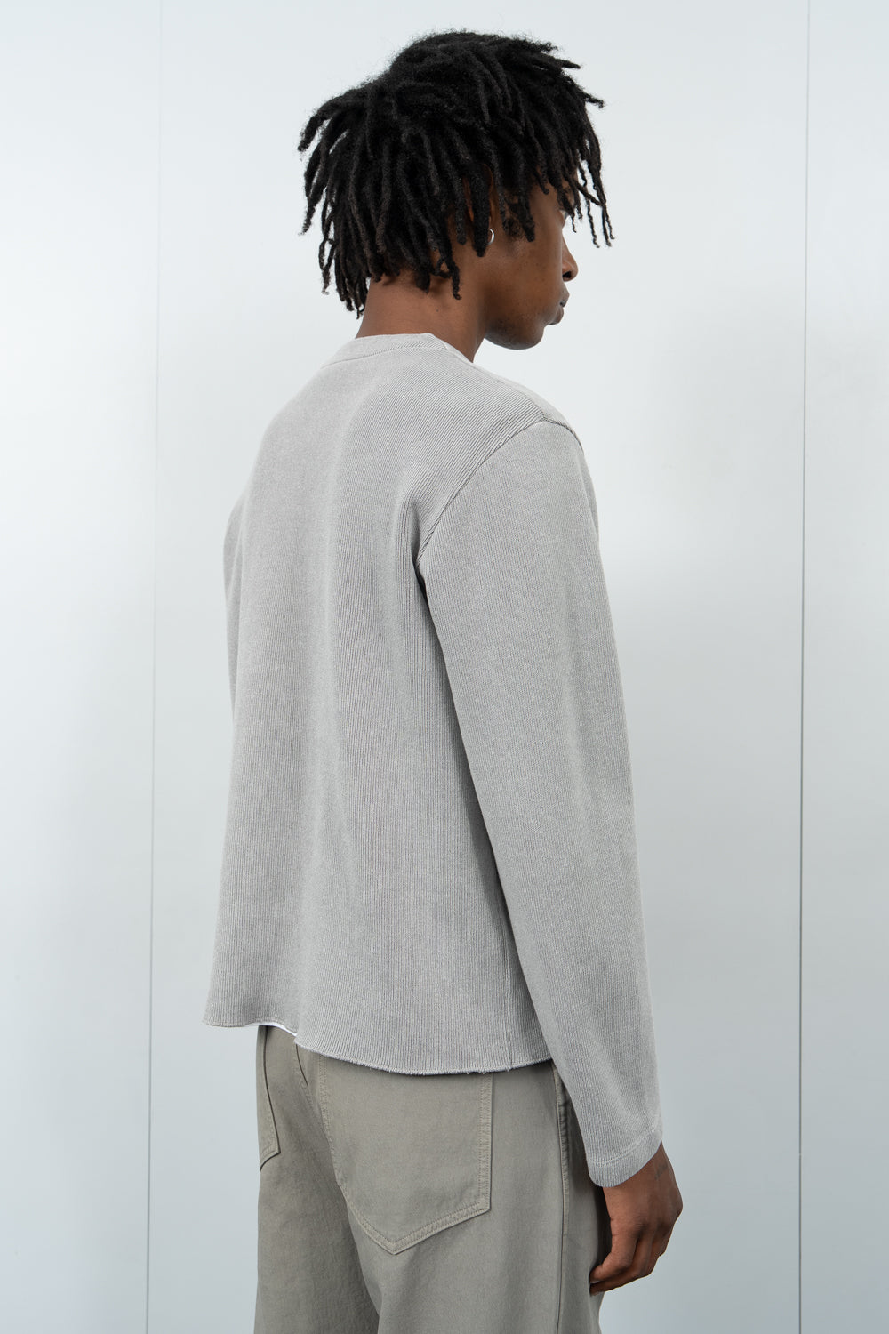 CROPPED V-NECK SWEATER - PIGMENT CHALK
