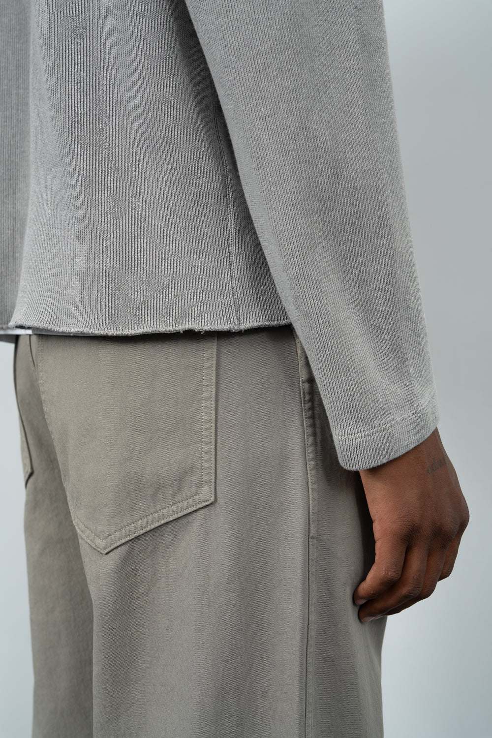 CROPPED V-NECK SWEATER - PIGMENT CHALK