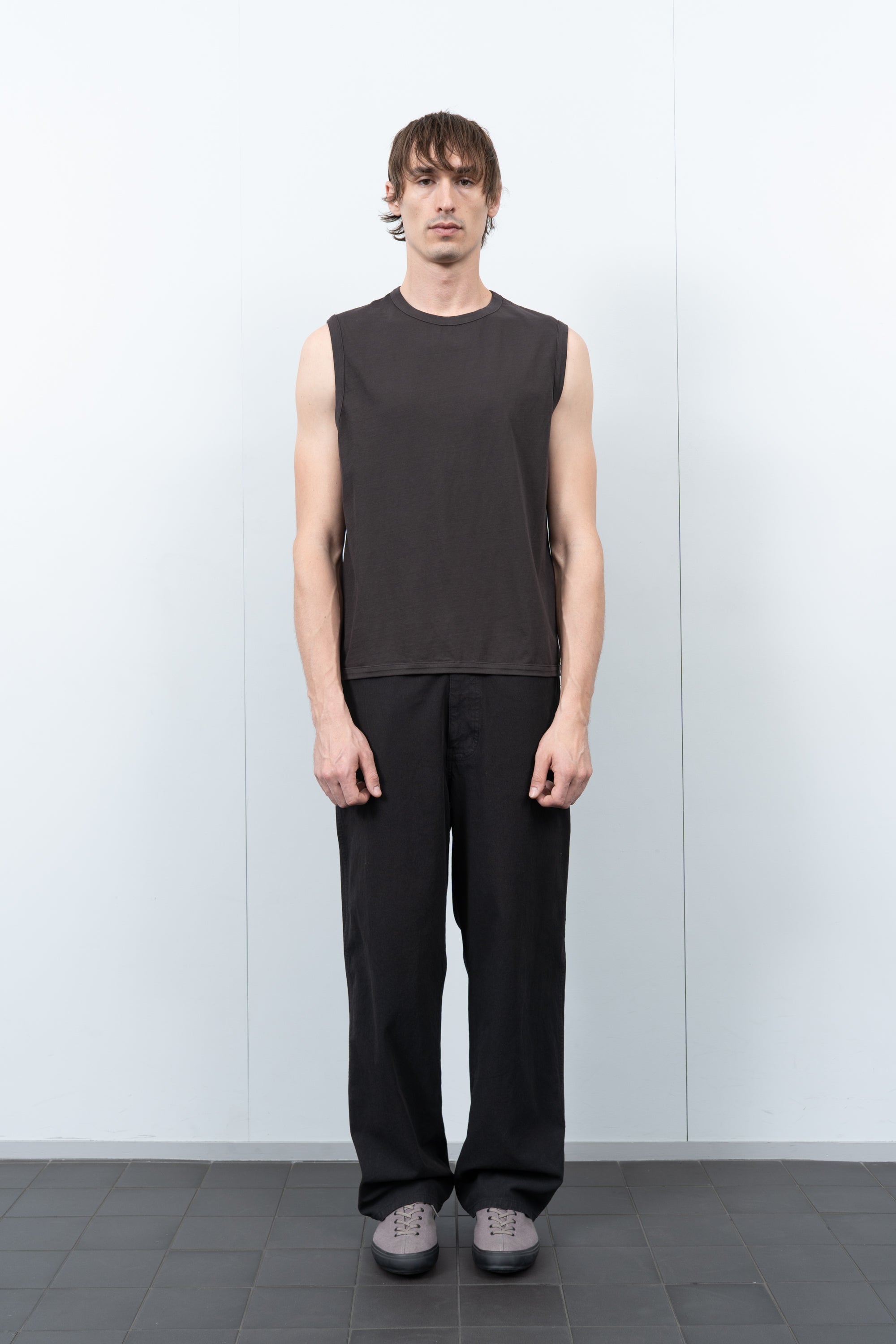 SLEEVELESS T-SHIRT - TIRE BLACK – LADY WHITE CO.
