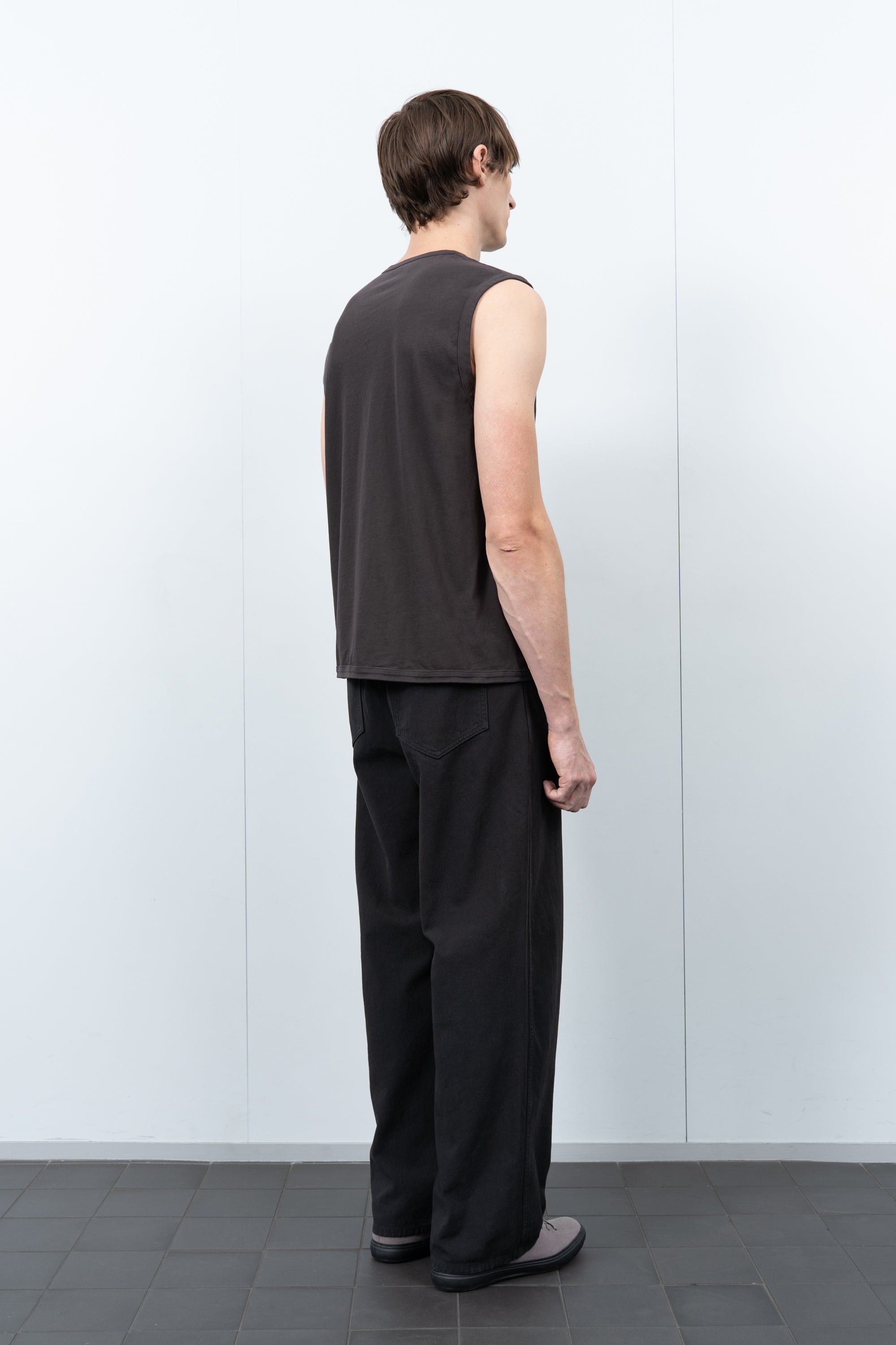 SLEEVELESS T-SHIRT - TIRE BLACK