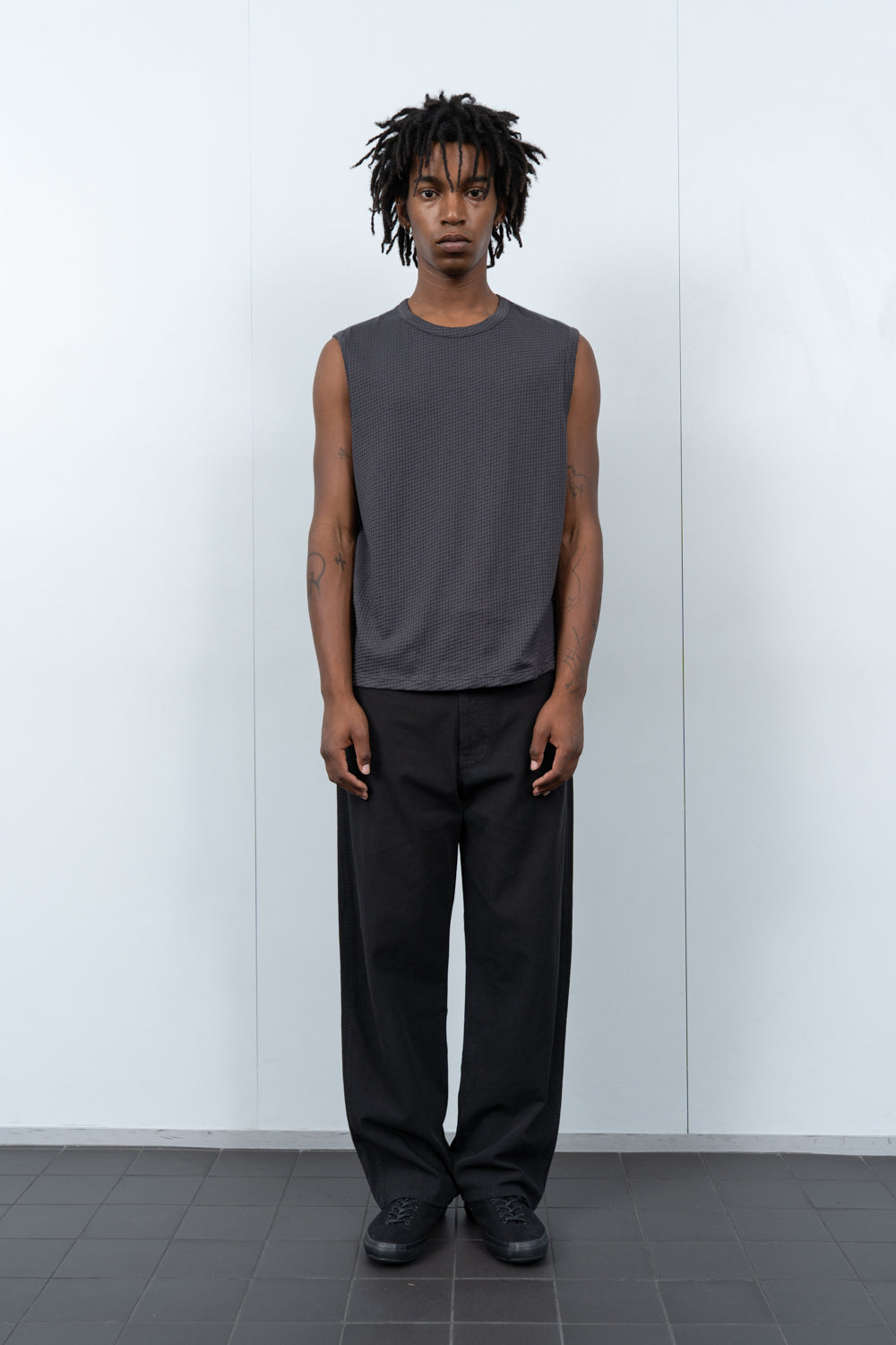 SHEER GAUZE SLEEVELESS T-SHIRT - FLINT