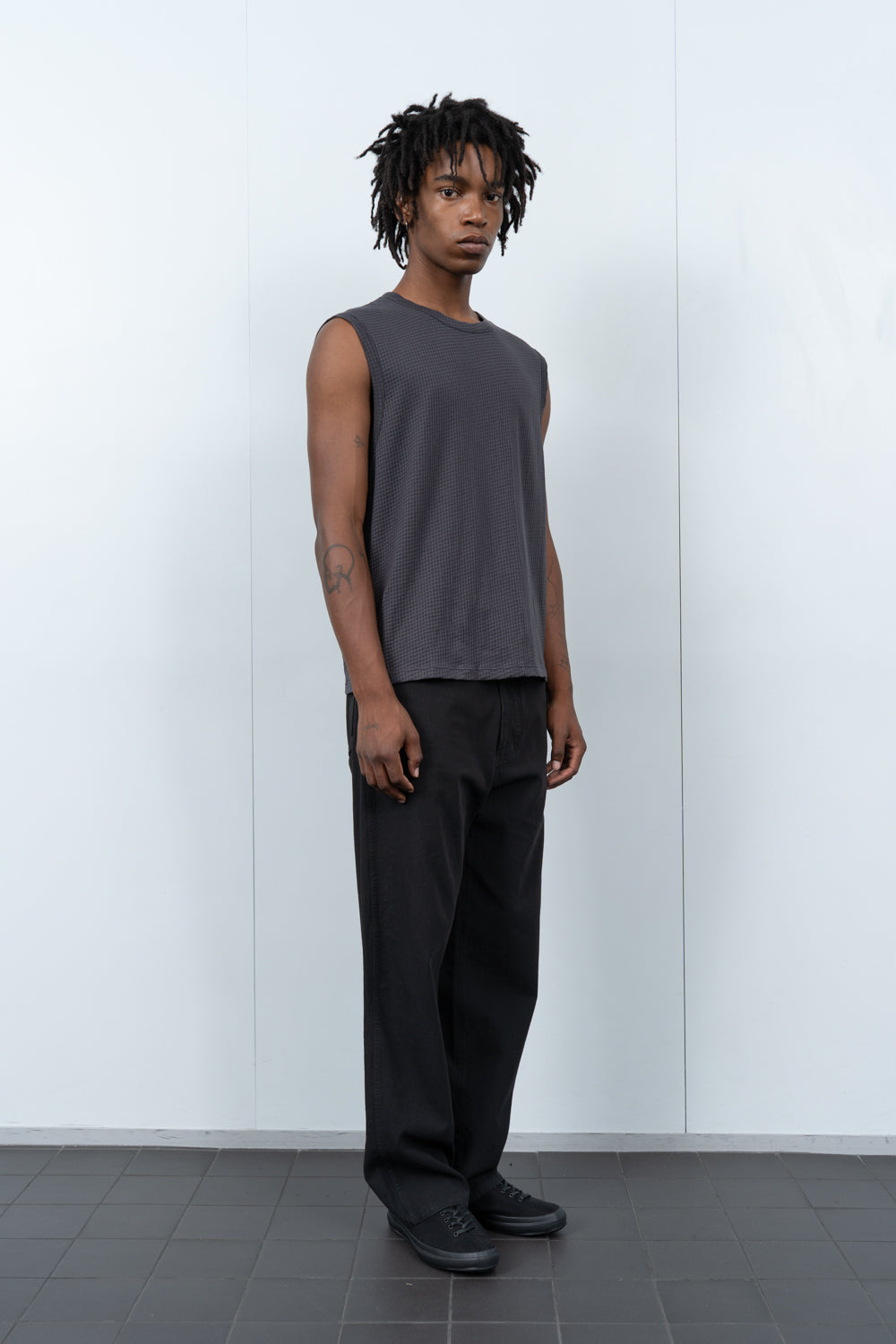 SHEER GAUZE SLEEVELESS T-SHIRT - FLINT