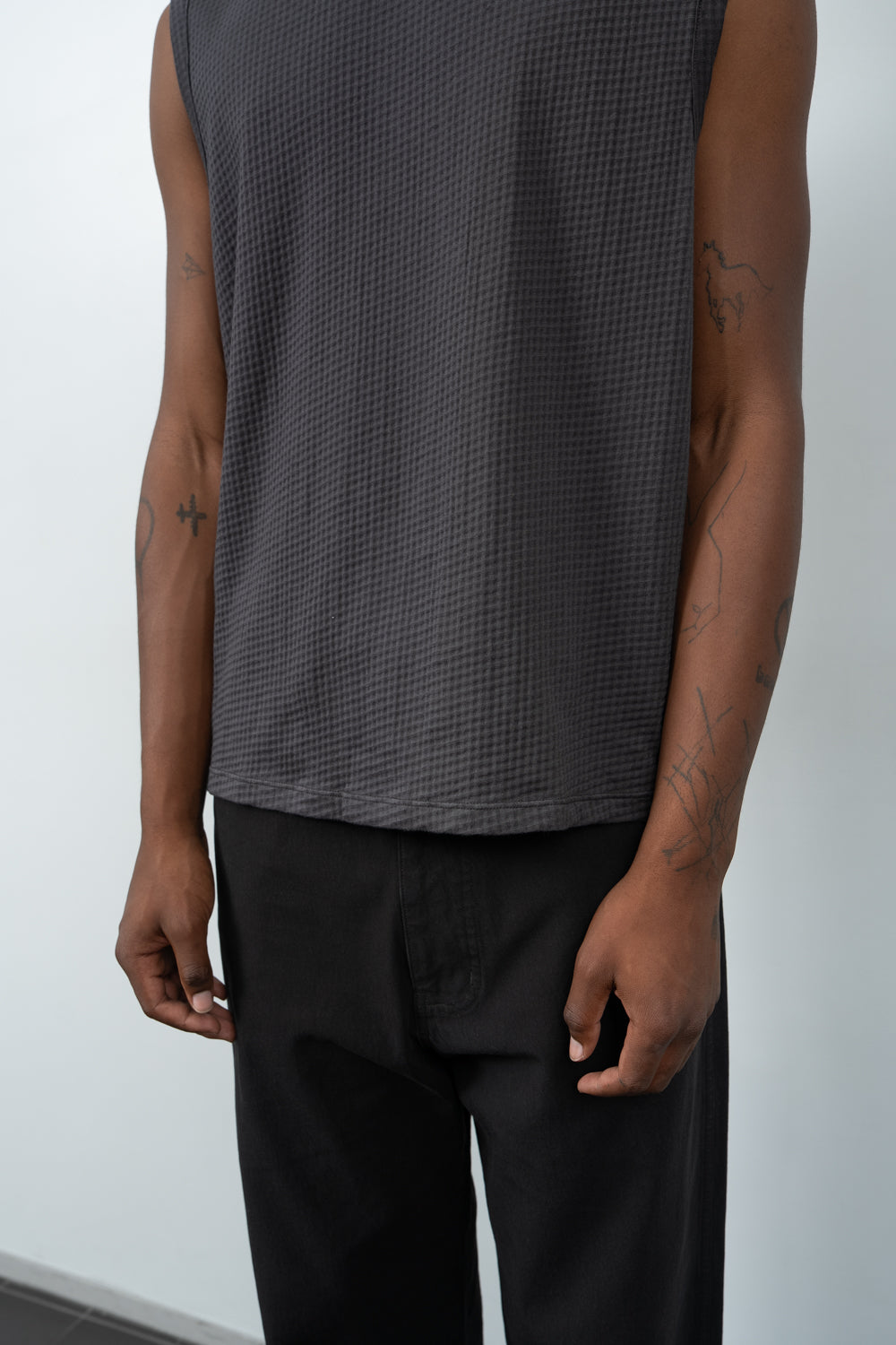 SHEER GAUZE SLEEVELESS T-SHIRT - FLINT