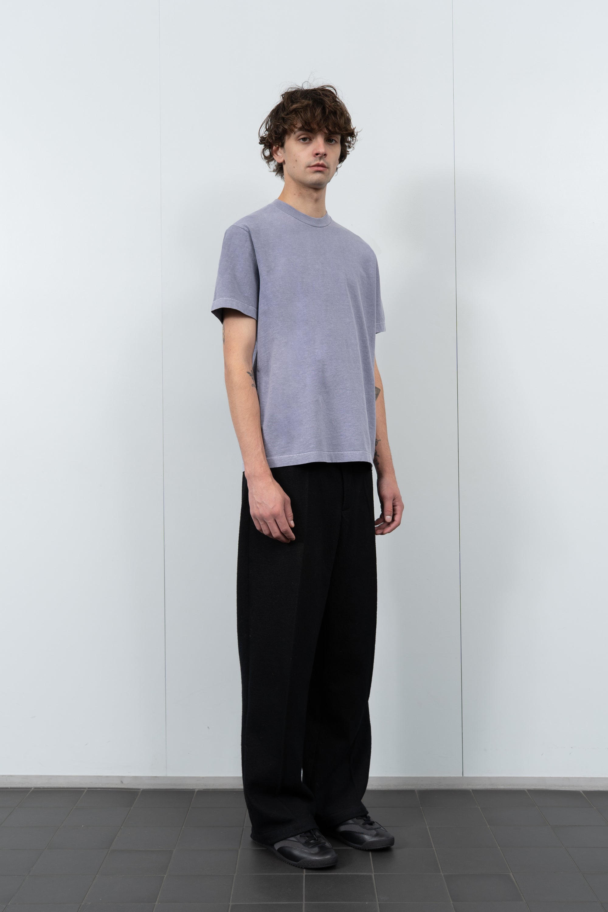 Model poses in LW102 Municipal T-shirt in lilac grey