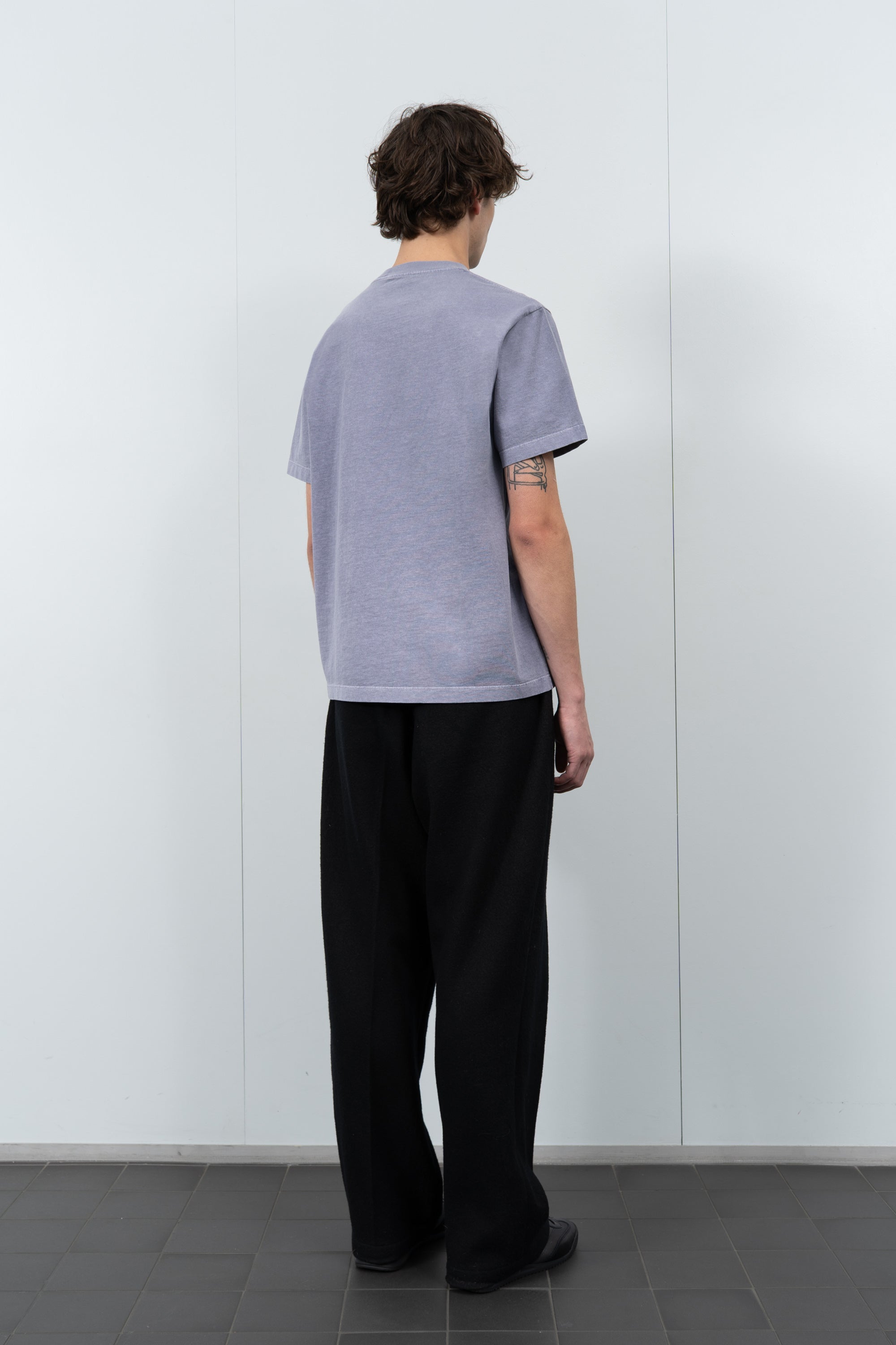 Model poses in LW102 Municipal T-shirt in lilac grey