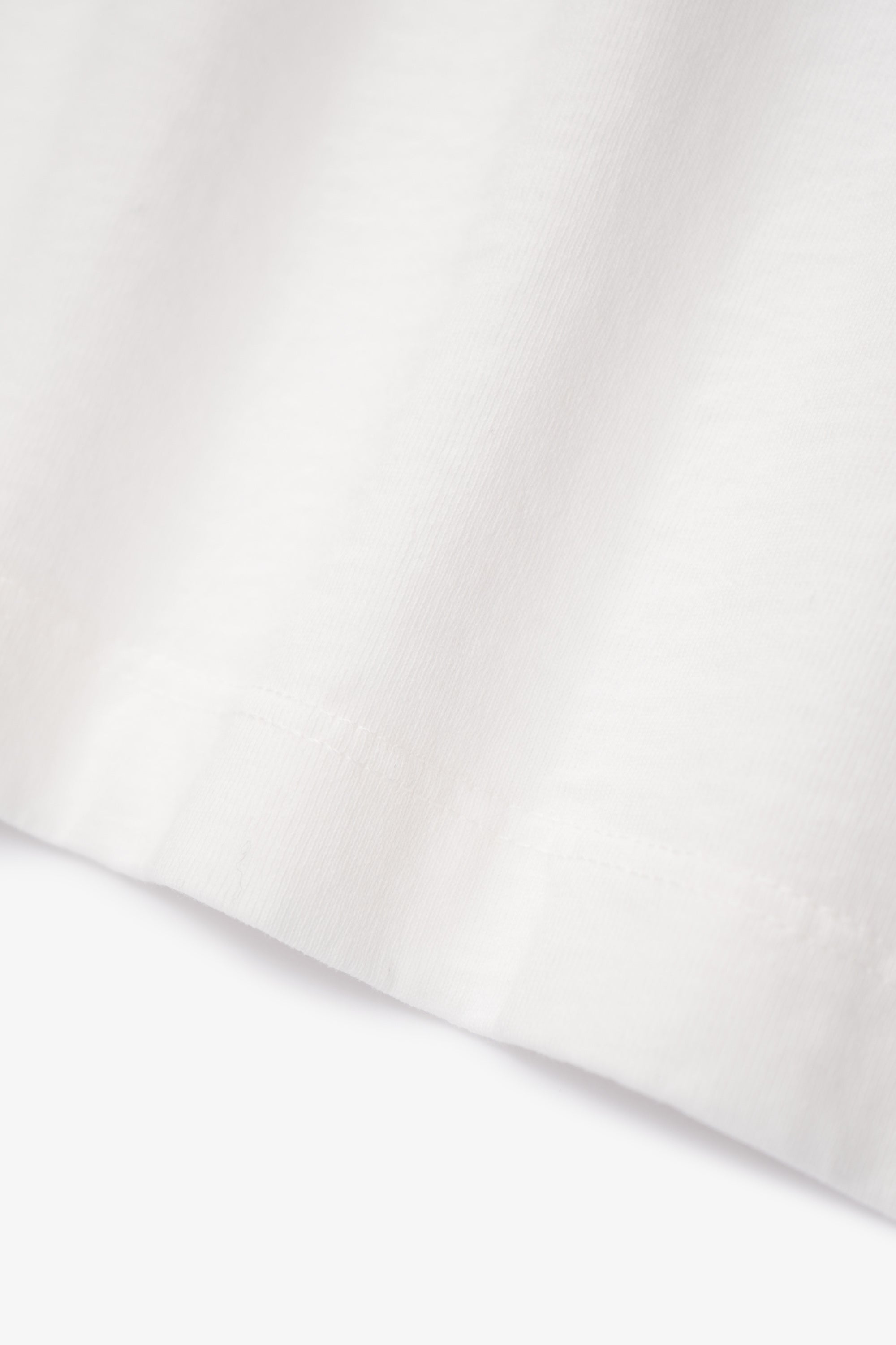 Fabric ripple detail of LW103 Municipal Pocket T-shirt in white