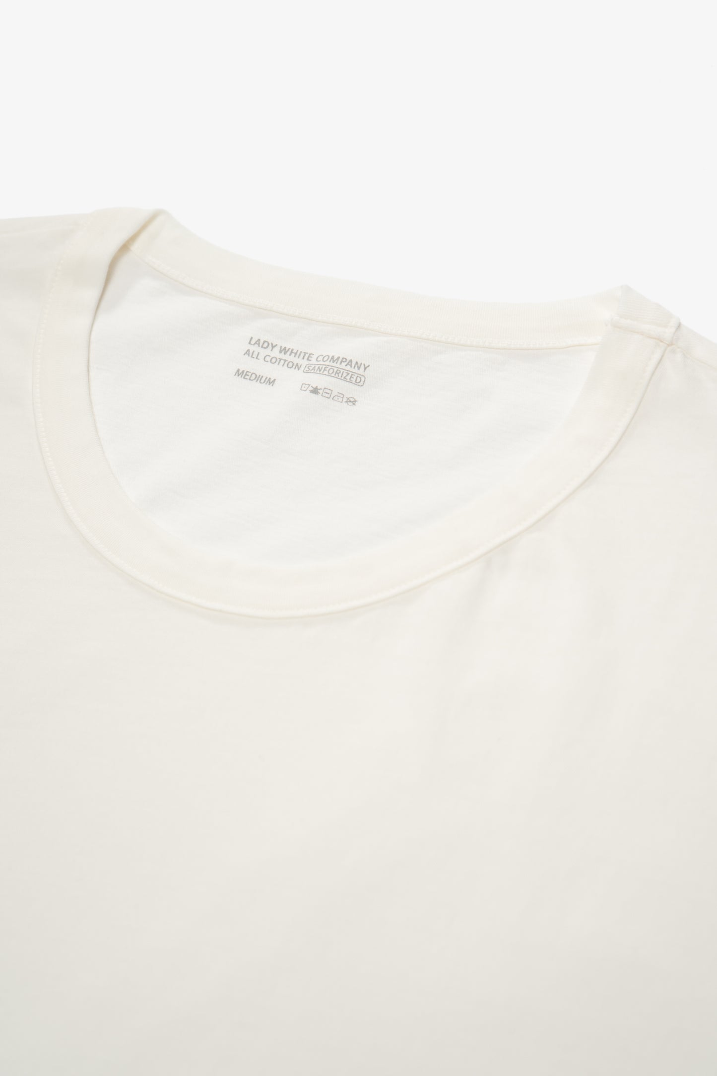 Collar detail of LW106 Sleeveless T-shirt in white