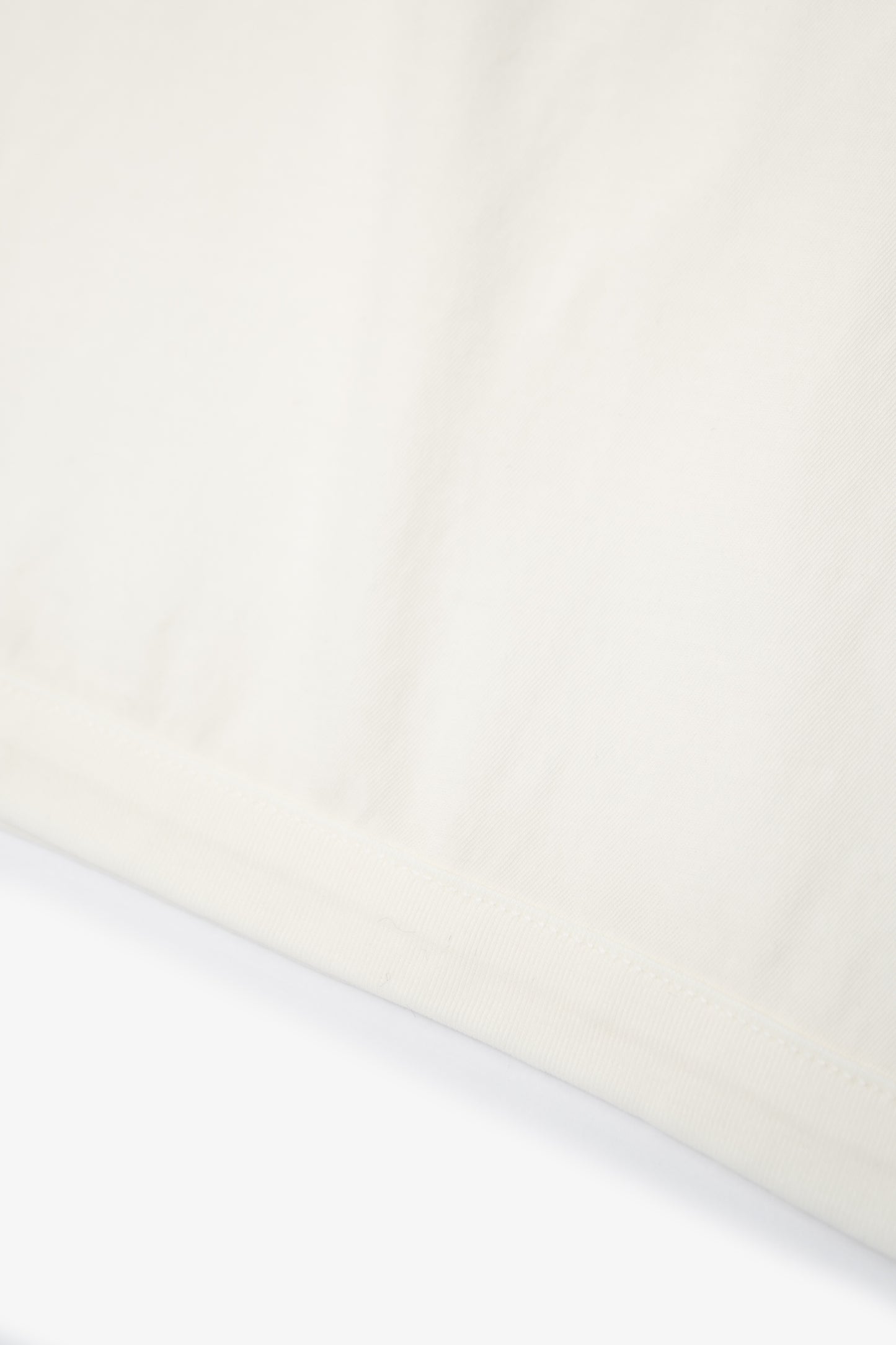 Hem detail of LW106 Sleeveless T-shirt in white