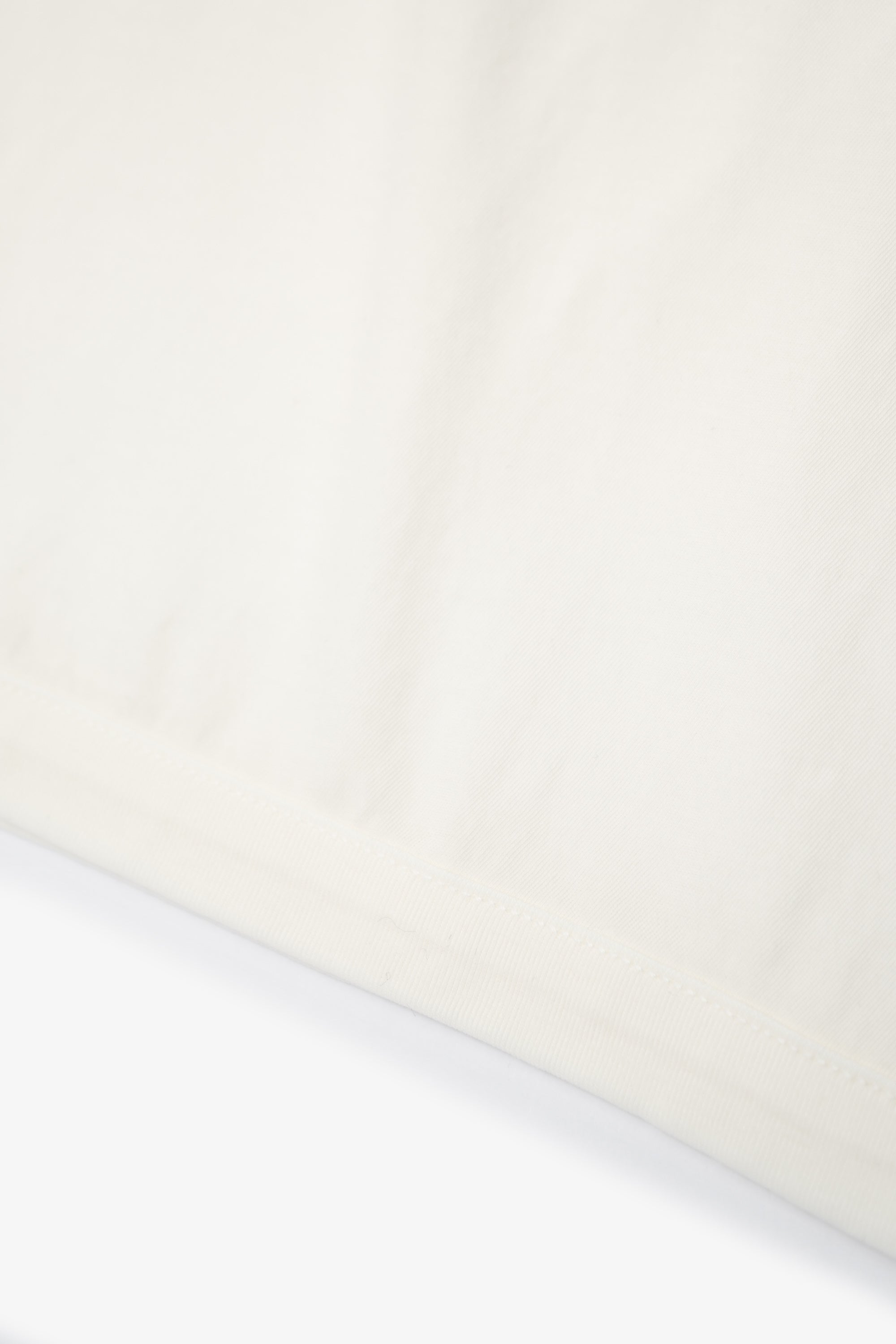 Hem detail of LW106 Sleeveless T-shirt in white