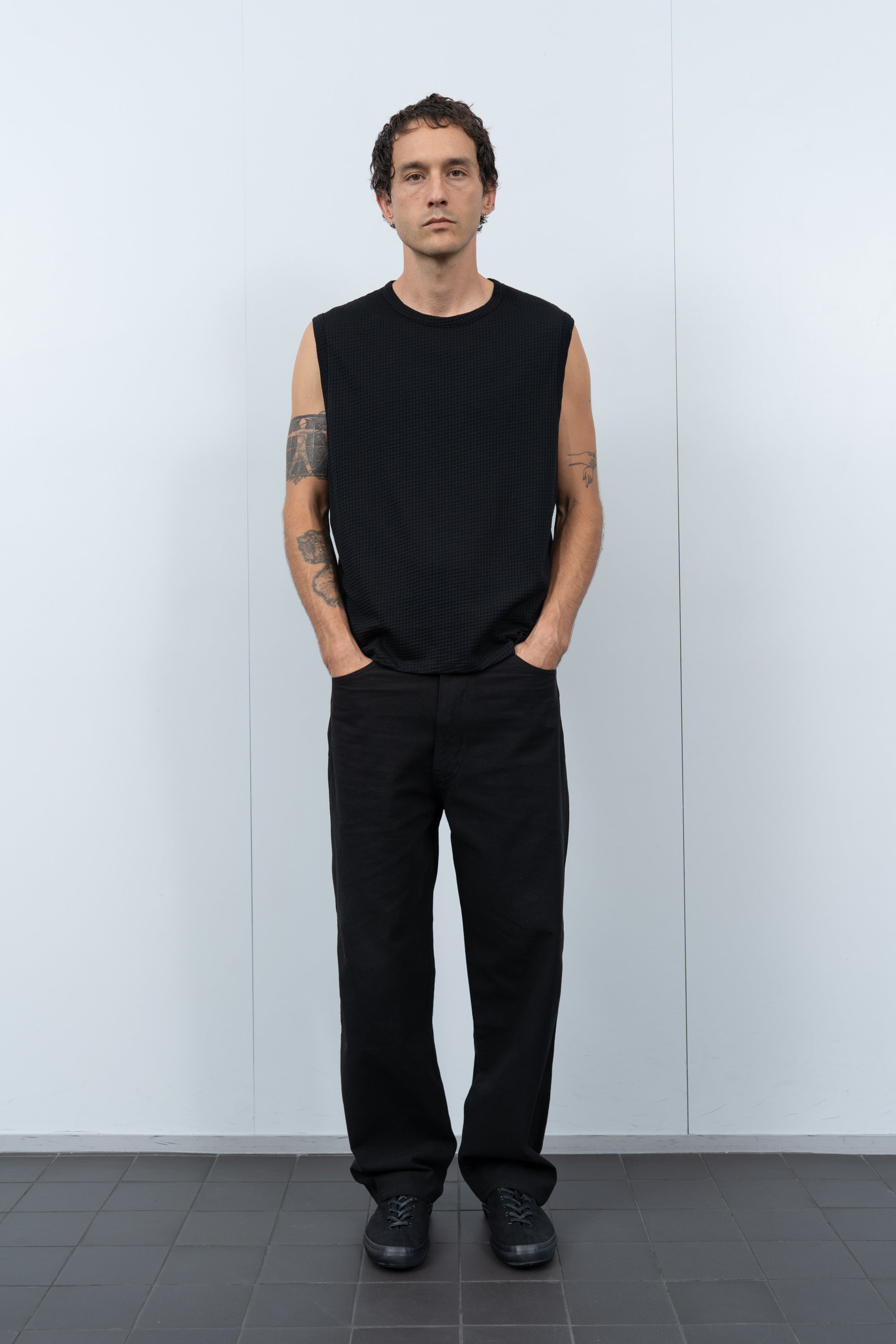 GAUZE SLEEVELESS T-SHIRT - BLACK