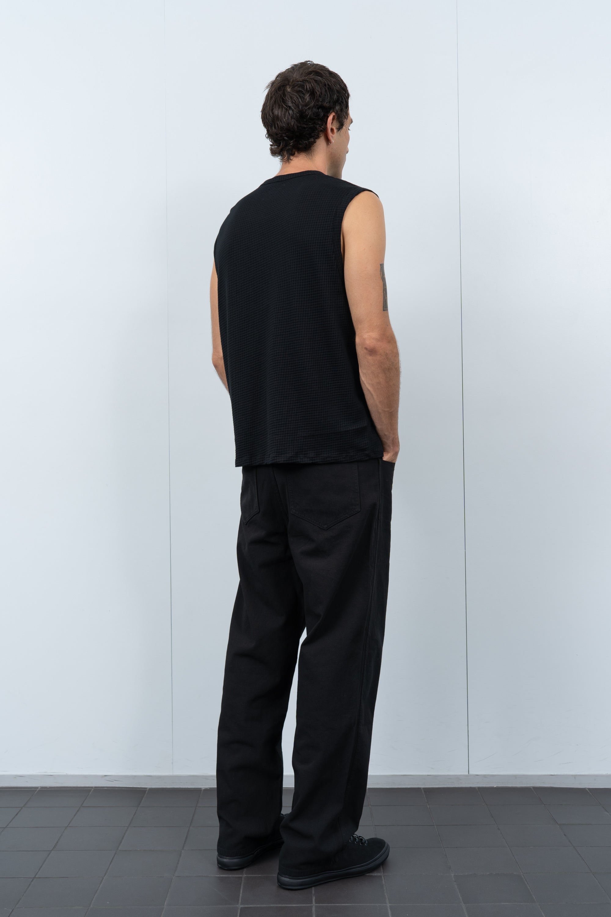 GAUZE SLEEVELESS T-SHIRT - BLACK