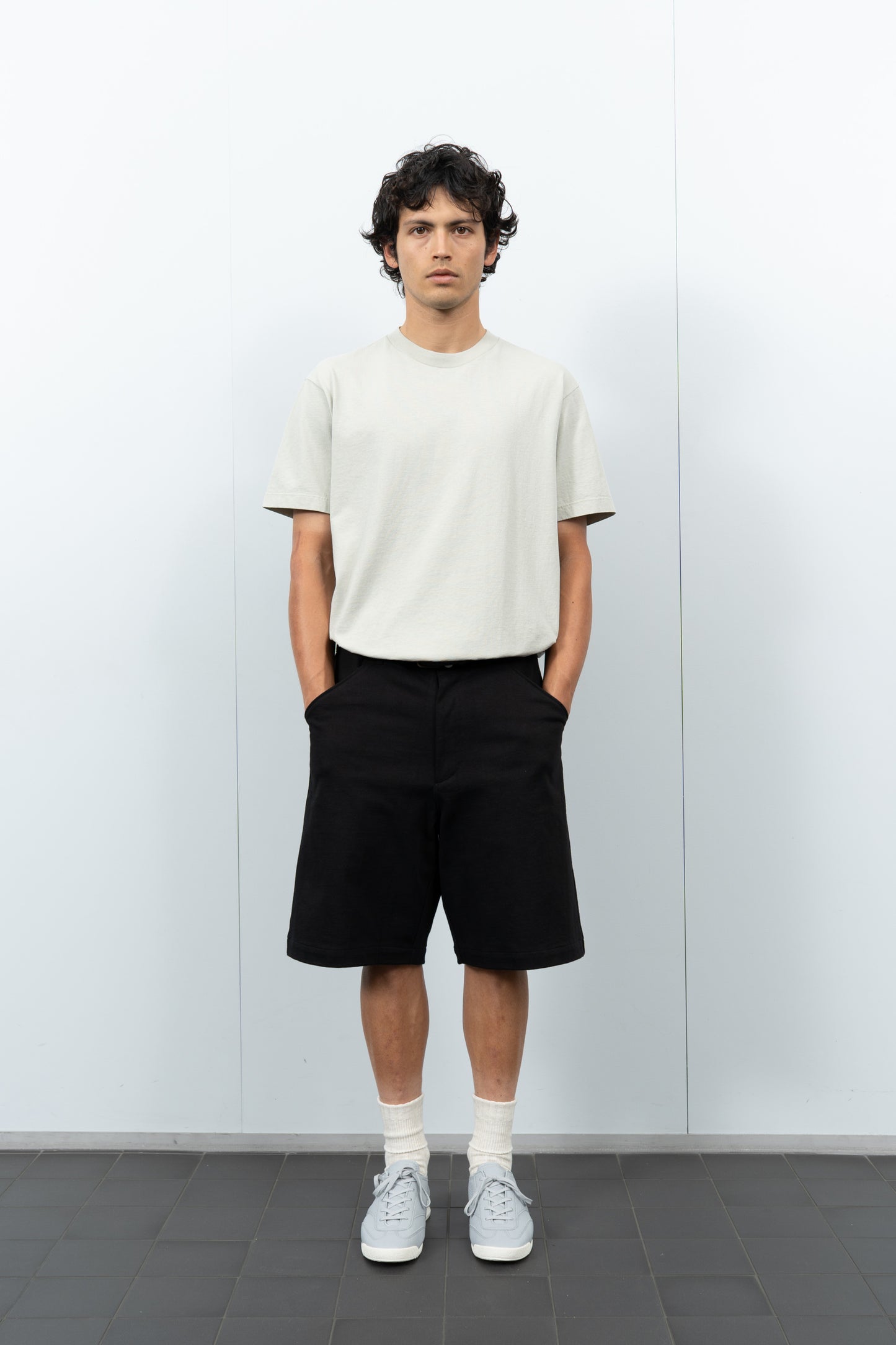 Front-facing on-model photograph of model wearing LW1150 Jersey Shor tin Black