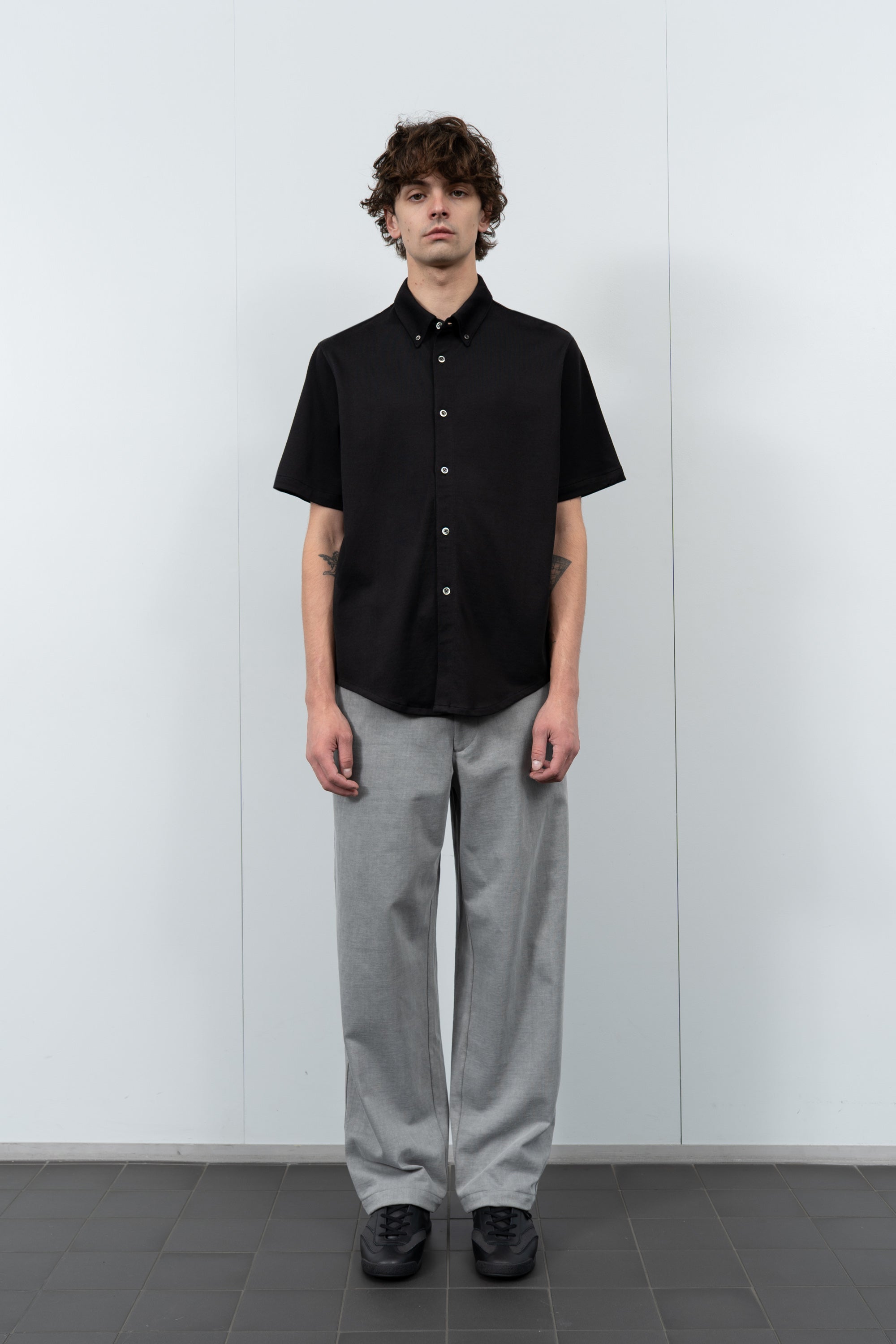 Model poses in LW423CR SS CR Button Down in Black