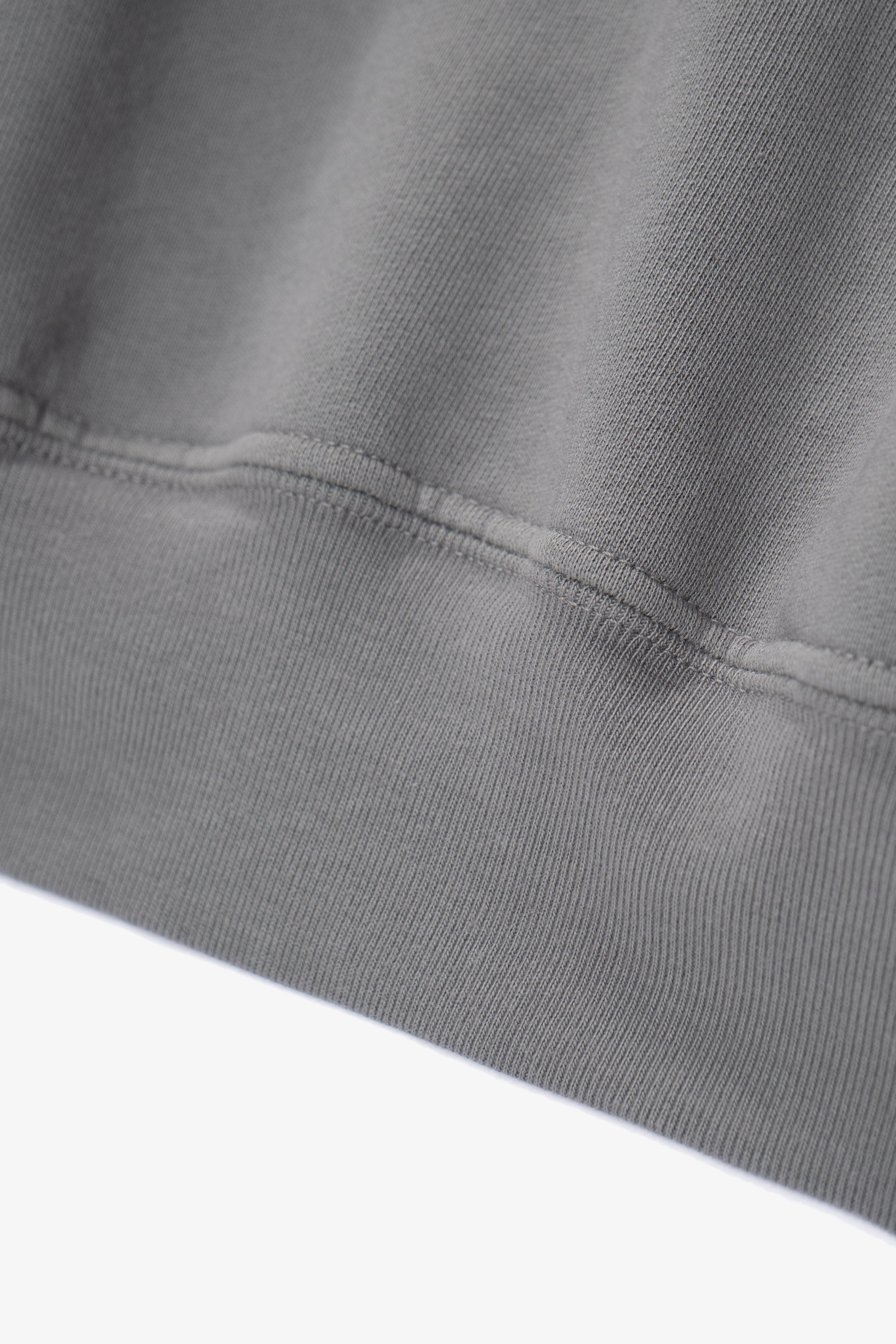 Hem detail of LW615 Relaxed Sweatshirt