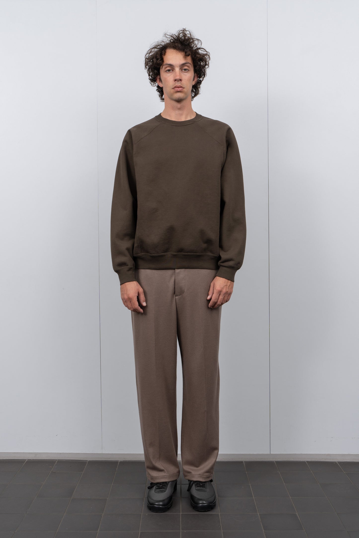 HEAVY GUSSET CREWNECK - BLACK OLIVE