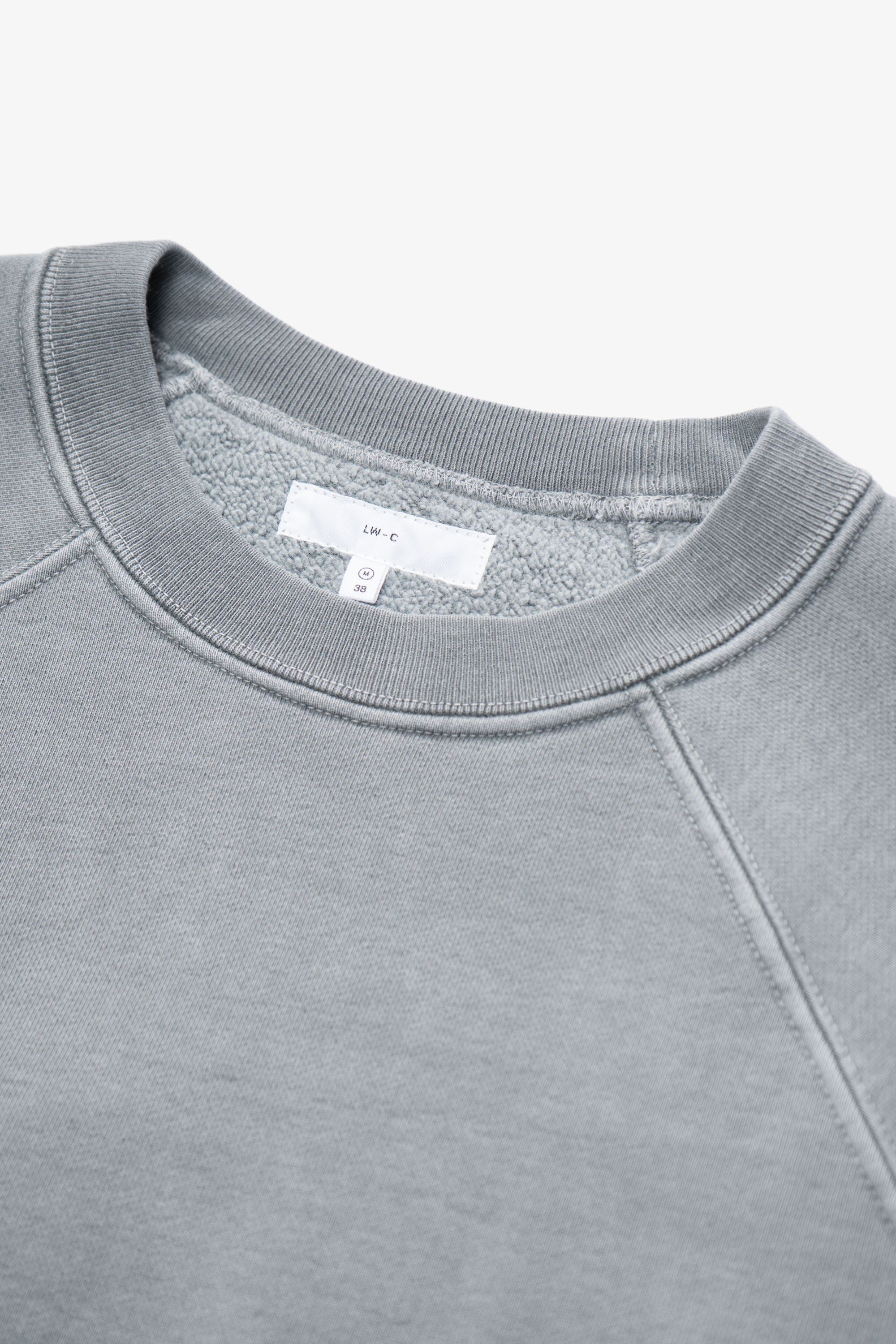 Close-up of collar of LW620 Heavy Gusset Crewneck in pigment kelp