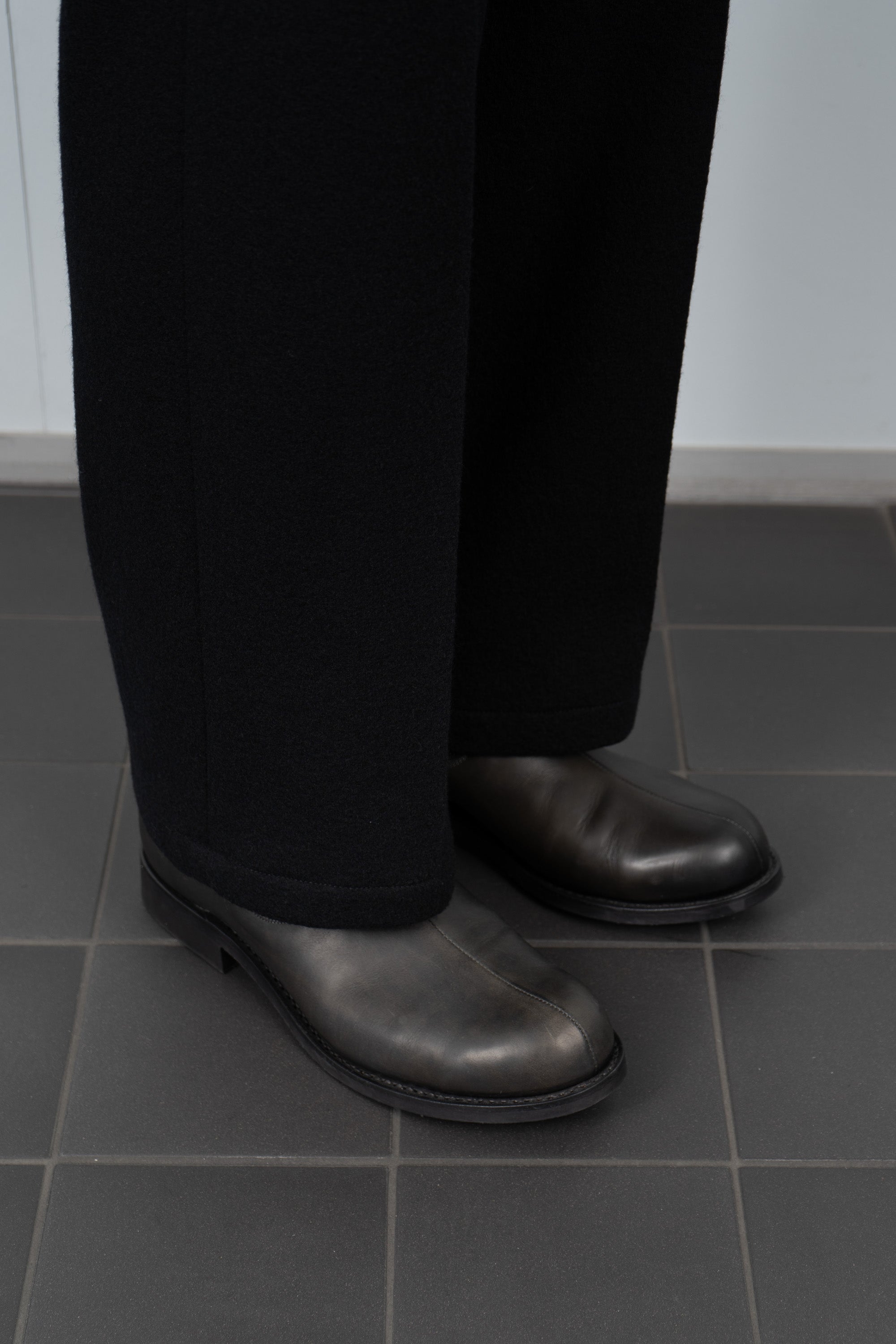 SPLIT SEAM SHOE - CHARCOAL